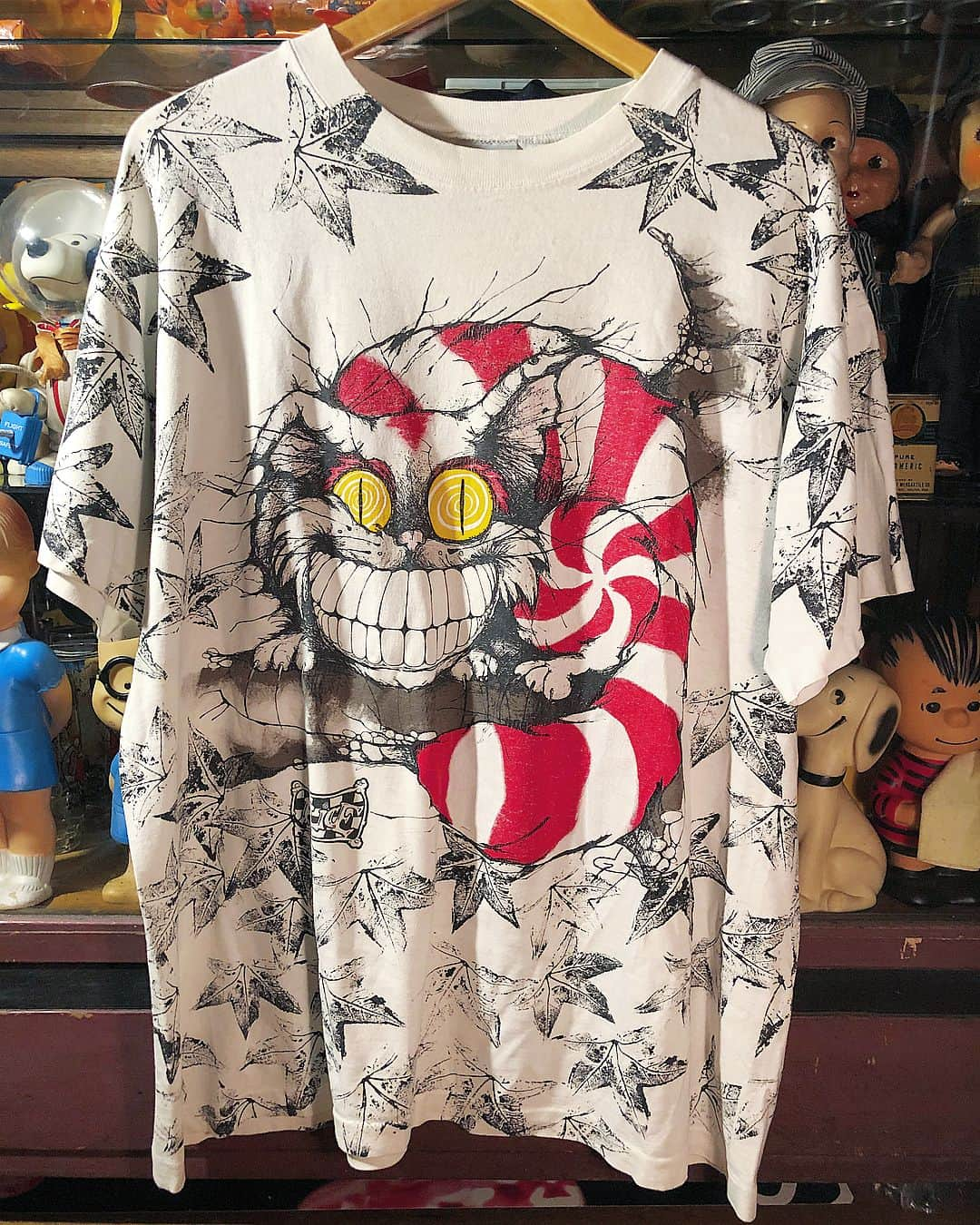 大川知英さんのインスタグラム写真 - (大川知英Instagram)「90's ANDAZIA Alice in Wonderland 👱🏻‍♀️ Cheshire Cat. T-Shirt XL🇺🇸 モミジ総柄がいい❗️ このシリーズのアリスが白うさぎ欲しい👨🏽‍✈️ #ANDAZIA#aliceinwonderland #cheshirecat#90s#tshirt # モミジ総柄#アリスか白うさぎ #amecajiboys #takatsubase」6月15日 0時02分 - zupposi_swamp