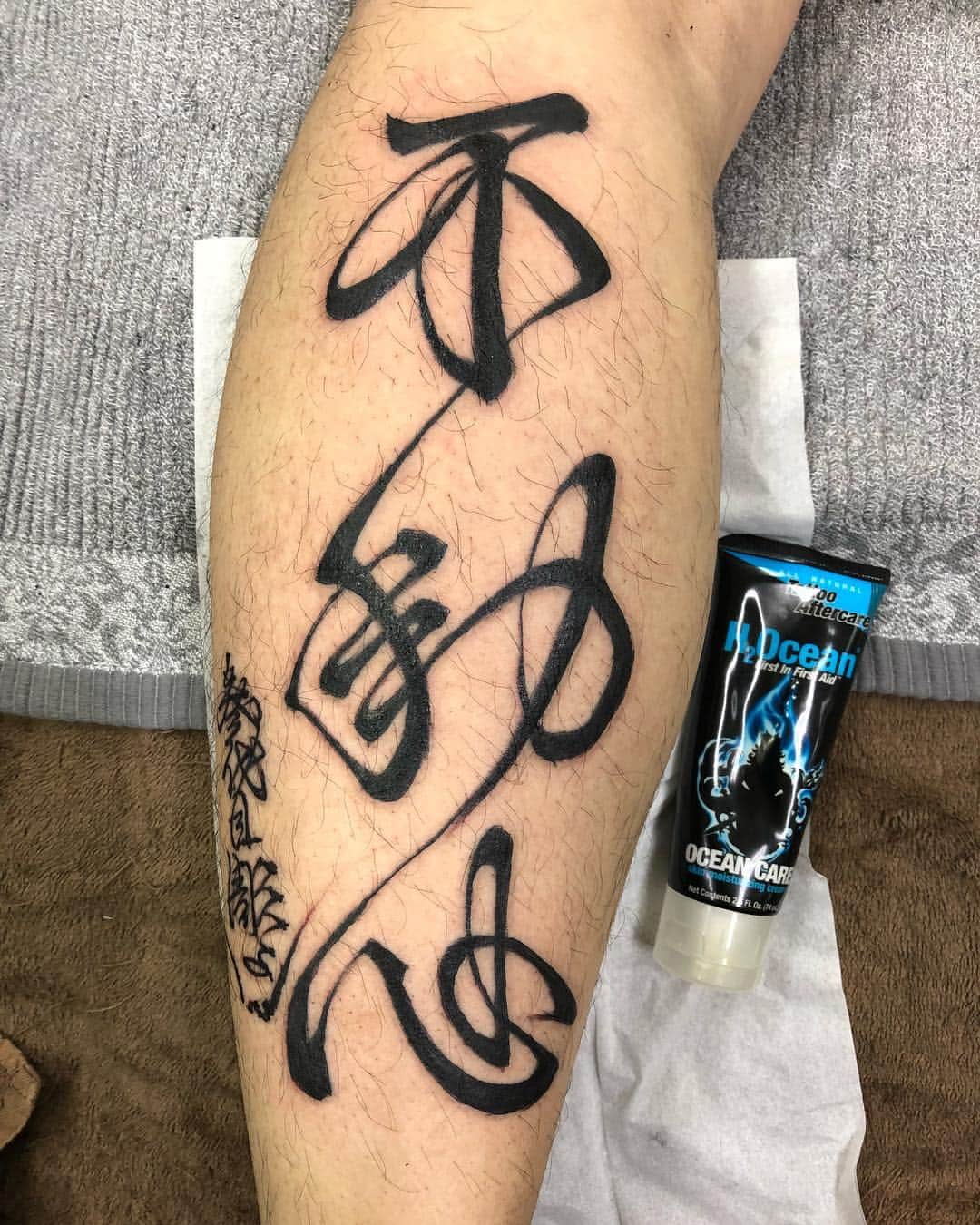中野義仁さんのインスタグラム写真 - (中野義仁Instagram)「eudoshin‼️freehand . #H2ocean #H2oceanproteam #officialh2ocean ＃irezumi #calligraphy #fudoshin #kanji #legtattoo #black #freehand  #japanestatoodesign #art #artist #artistmafia #tattoos #tattooing #tattoo #tattoomag #irezumi #inK #inkdmag #tattoomagazine #tattoos_of_instagram #tattoolifemagazine #tattooenelgy #tattooinstagram #tattoomania #artistmafia #tattoocultur #tattoocomunity #tattooculturmagazine #tattooare  @gusto73 @jessyentattoo  @dennis_camsupply @yokohama_tattoo_museum @souryou @kiwamijewelry @horiyoshi3shop @taiwantattooconvention」6月15日 0時58分 - horiyoshi_3