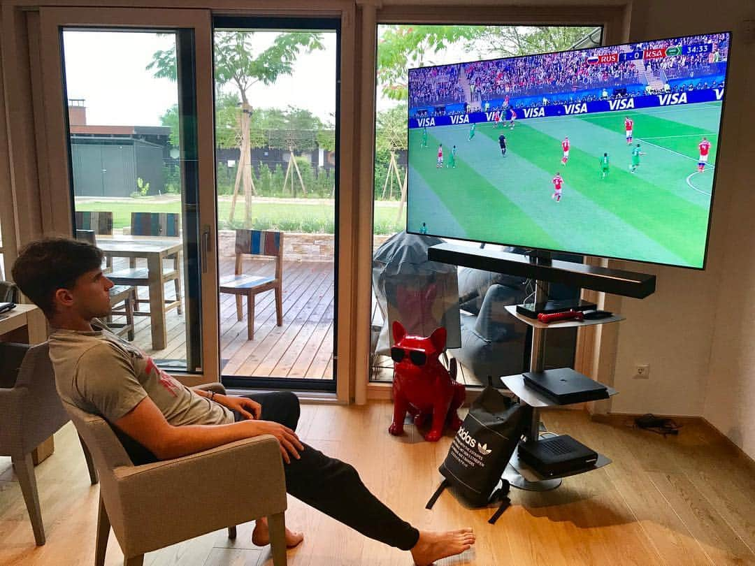 ドミニク・ティエムさんのインスタグラム写真 - (ドミニク・ティエムInstagram)「Enjoying some days at home! Really looking forward to the worldcup ⚽️🌎 #home #worldcup #heretocreate #4ocean」6月15日 1時06分 - domithiem