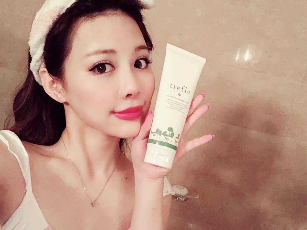 美馬怜子のインスタグラム：「. 今回メイク落としで持ってきたのはコチラ✨「trefle」✨ 1本でメイク落としとマッサージができるクリームでとっても便利だよ(o^^o)💖 ゆるめのテクスチャーだからマッサージをして、そのあと蒸しタオルでふきとるとプルプル美肌になるから気持ちいい😉💓 . #トレフル #クレンジング #マッサージクリーム #美馬怜子 #美容 #おすすめコスメ #天然成分配合 #スクワランオイル #trefle #makeupremover #cleaning #massagecream #instabeauty」