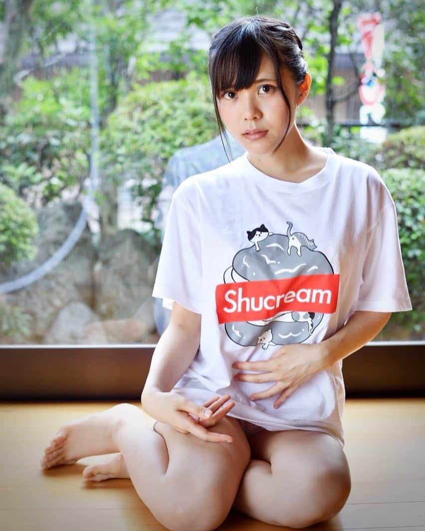 田中みかさんのインスタグラム写真 - (田中みかInstagram)「、 、 子猫ちゃんモデルのシュークリームTシャツが、昨日から販売開始となりました！ 、 ２０日まで受け付けておりますので ご希望の方は下記のページにて宜しくお願い致します(=^ェ^=) 、 http://r11r.fashionstore.jp/items/11824722 、 、 #オリジナルtシャツ #シュプリーム女子 #シュプリームコラボ #シュプリーム#シュプリーム風 #supremeshirt #supremeshit #supremestyle #シュークリーム#猫が好き #オリジナルtシャツ制作 #originalshit #originalshirt #shirts #cuteshirt #catshirts #shirtstyle #Tシャツ販売#シャツコーデ #シャツワンピース #シャツスタイル」6月15日 11時32分 - mikamikatn