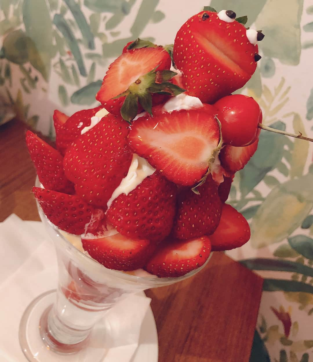 MALIAさんのインスタグラム写真 - (MALIAInstagram)「🍓🍓🍓 Happy morning w/ @hanakosuga 🍓 初めて行った果実園でモーニング😋 フルーツもりもりで美味しかった❤️ 頼んでいたパンケーキにお店の方から 心優しいサプライズ❤️メッセージ✨が プレートに書いてあったの😍😍😍 こぉゆぅの嬉しいよね❤️✨❤️✨❤️✨ #朝からモリモリ食べます😋 #フルーツ #たくさん #幸せすぎ 😍 #いちご祭り #🍓🍓🍓」6月15日 9時57分 - maliarehman