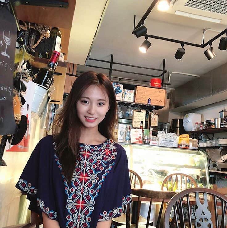 のインスタグラム：「I’M SO SICK OF TZUYU LOVE 🙆🏻‍♀️❤️」