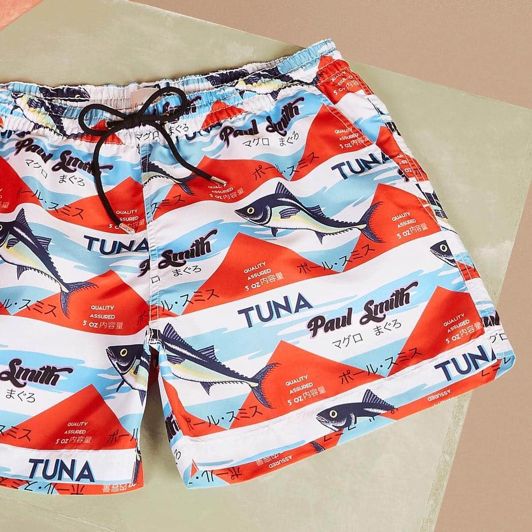 Paul Smith Japanさんのインスタグラム写真 - (Paul Smith JapanInstagram)「今年の夏の海辺には、ポール・スミスの遊び心が溢れる、マグロプリントのスイムショーツを連れて行って。  #PaulSmith #swim #swimwear #tuna」6月15日 21時16分 - paulsmithjapan