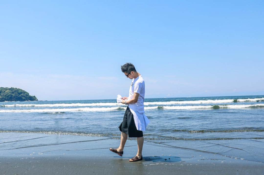 梅川壱ノ介（舞踊家）のインスタグラム：「. .海辺って、歩くと気持ちいいー🚶‍♂️ . . . . #梅川壱ノ介 #江ノ島 #海 #撮影 #海辺を散歩 #歩く #白シャツ #散歩 #サングラス」