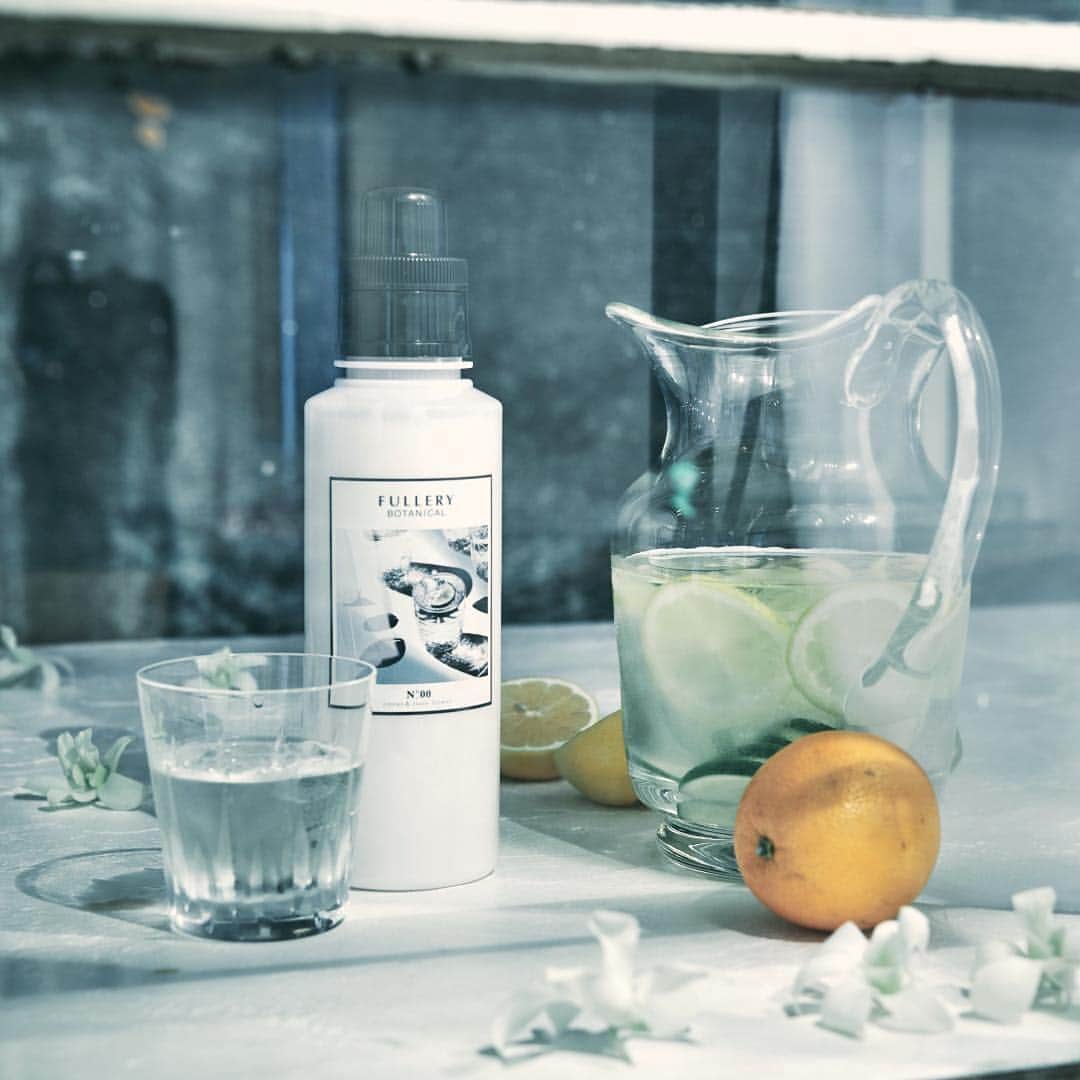 のインスタグラム：「【New fragrance】 夏季限定 ボタニカル柔軟剤「ソフナー シトラス&ティアレフラワー」が、取り扱いを拡大※して発売開始。 ⠀⠀ 部屋干しのイヤな臭いの原因となる雑菌の繁殖を抑える「ヤシ由来抗菌成分」を配合。 これからの梅雨時期の洗濯にもぴったりです。 ⠀⠀ ※BOTANIST Tokyo / 全国バラエティショップ / ドラッグストア（一部店舗除く） ・ ・ #FULLERY #BOTANICAL #fullerybotanical #フレリー #フレリーボタニカル #ボタニカル柔軟剤 @fullery_botanical」