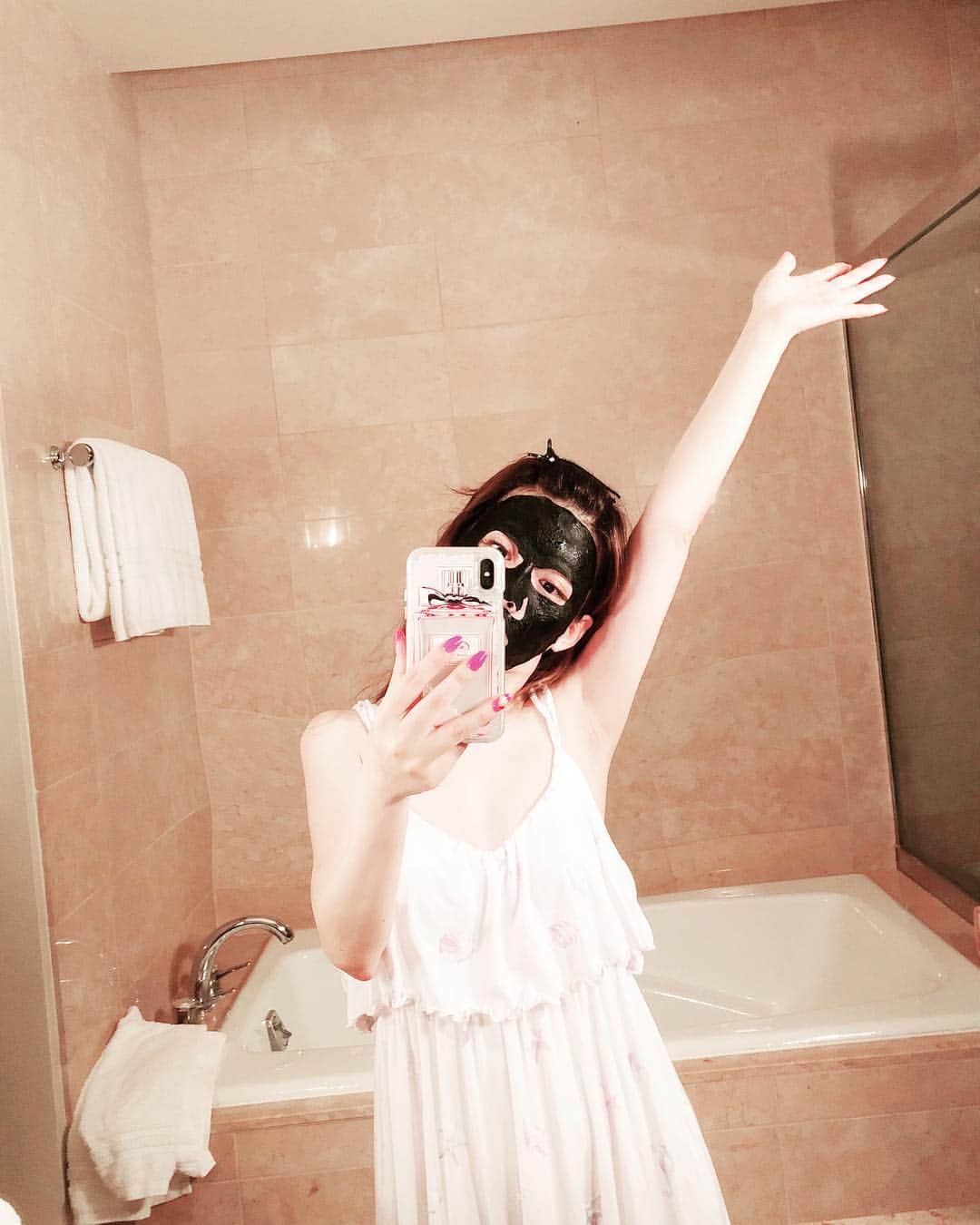 美馬怜子のインスタグラム：「黒真珠のパックをしておやすみなさぁい🤗💋 . #美馬怜子 #美容旅 #シートマスク #黒真珠 #潤い肌 #スキンケア #まっくろくろすけ #バスタイム #ryokomima #beautytips #skincare #instabeauty」