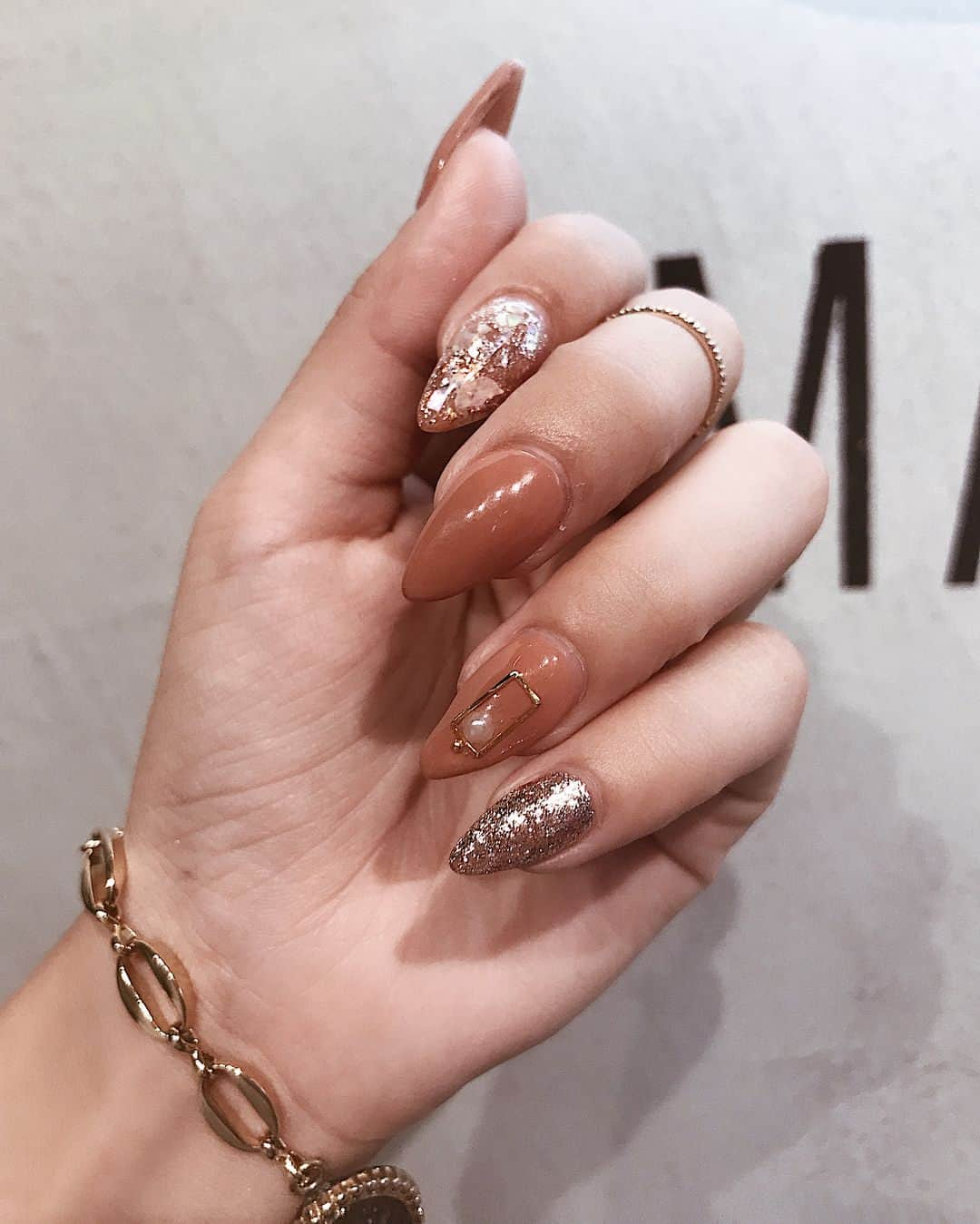 梯真奈美さんのインスタグラム写真 - (梯真奈美Instagram)「new nail✨  今回はヌーディーなカラーにしたくて色混ぜて作ってもらった❤️ かわいー！！きれー！！ フィルターなしは3枚目だよ🙆‍♀️✨ いつもありがとうございます❤️ @yuuuuuuuko1224  #nail #nails #newnail #instagood #accessory #ring #eimy #eimyistoire #manami_nail」6月15日 17時21分 - official_manami