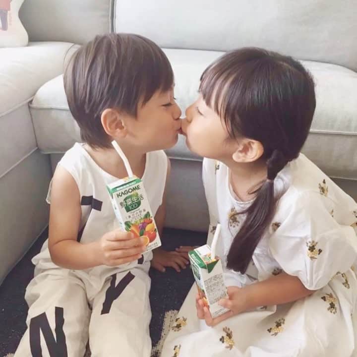 かなのインスタグラム：「． 突如始まる茶番劇😗 ダチョウ俱楽部てきなやつ(違うか ． いつも元気と愛をくれるこどもたち。 ありがとうね👧🏻👦🏻💕 ． ． #宝物#大好き#仲良し#幸せ#ありがとう」