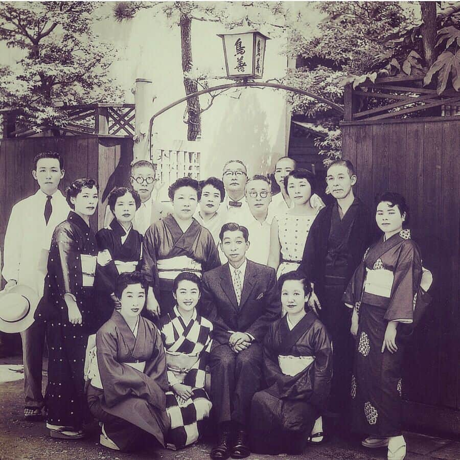 松永ちさとさんのインスタグラム写真 - (松永ちさとInstagram)「150周年おめでとうございます♫♫ ロマンティックな素敵な写真ばかりで頂きました🤳♡♡先代の方々のモノクロ写真が歴史を物語ってますねとても素敵です！！ ありがとうございました✨ #日本人は着物#きゅん #花嫁#浜松#wedding #和装#weddingdress #chisawedding#松永ちさと  #Repost @yoshitaka.date with @get_repost ・・・ 【150周年】 明治元年創業の鳥善は、今年でちょうど150周年を迎えます。 ＊ 何を受け継いできたのかというと、正直に言えば「特にない」というのが1番しっくり来るわけで、きっと歴代の働いていた人たちも、笑ったり、へこんだりしながら、時には死ぬほど苦しい時もあったはずだけれど、ただその時代を、精一杯生きていたんだと思う。 ＊ にも関わらず、それが運良く、本当に運良く、また縁に支えられて、これくらい続いてしまうと、これまたなにか形容しがたい存在感とかが出て来るので面白い。そうやって、きっと文化とか歴史とか創られていくのかなとも思う ＊ だから、僕らは、これからも過去を顧みることなく、人々や街や社会にとって価値ある事業を展開し続ける ＊ それが僕らの事業観 ＊ #6/5は周年祭 #100周年の時はやらなかったらしい #歴史ある建物に、LEDて赤や黄色の怪しい光を当てる #フォーシーズンズホテルもそれが得意だ #ラテンバンドのカルテットは名古屋から呼ぼう #love works 社会の役に立つことが喜び」6月15日 18時36分 - chisato_matsunaga