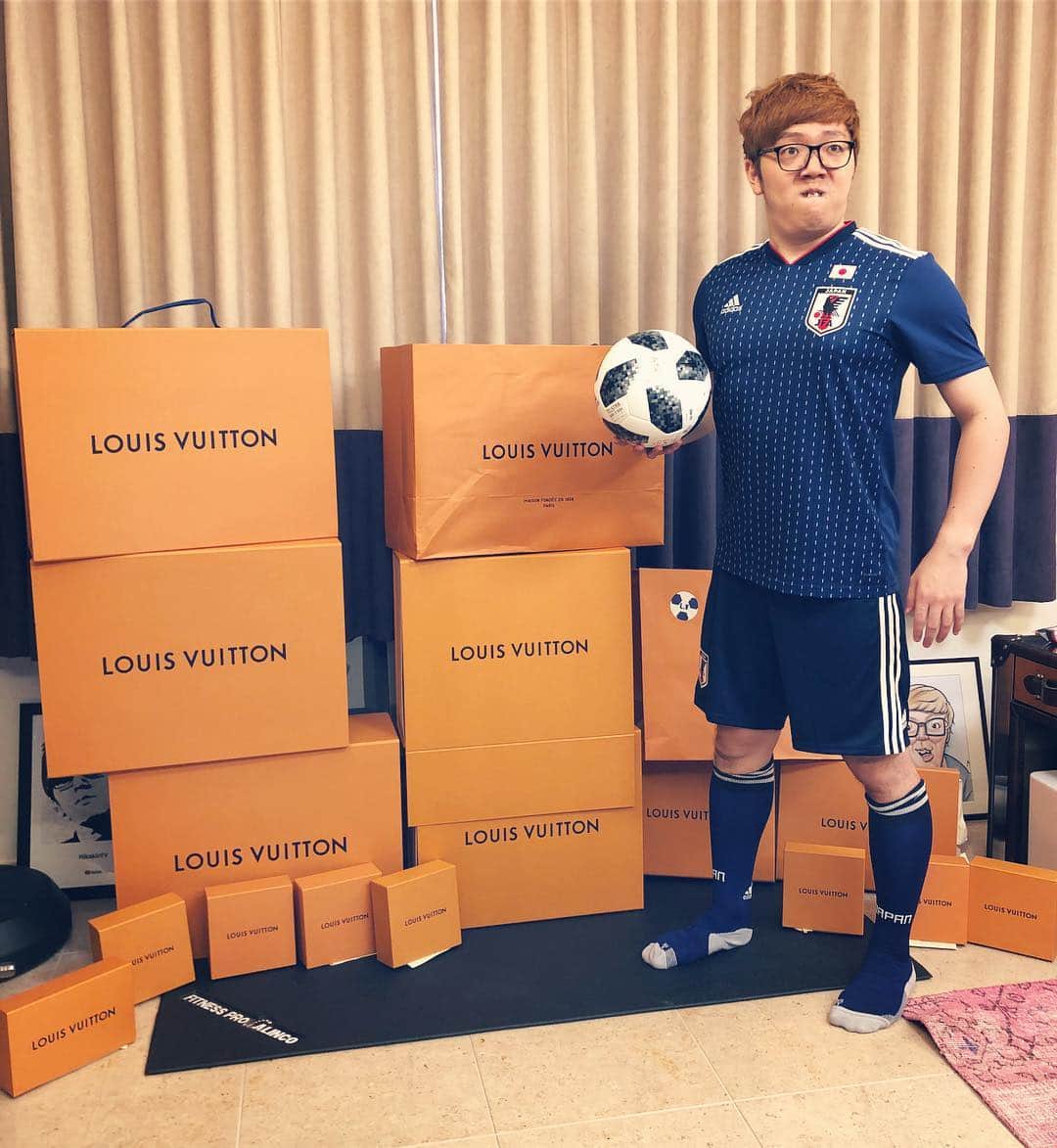 HIKAKINのインスタグラム：「ルイ・ヴィトン日本代表、ヒカキンです。 近日動画公開予定😎👊 #日本代表 #louisvuitton  #fifa #ワールドカップ #W杯」