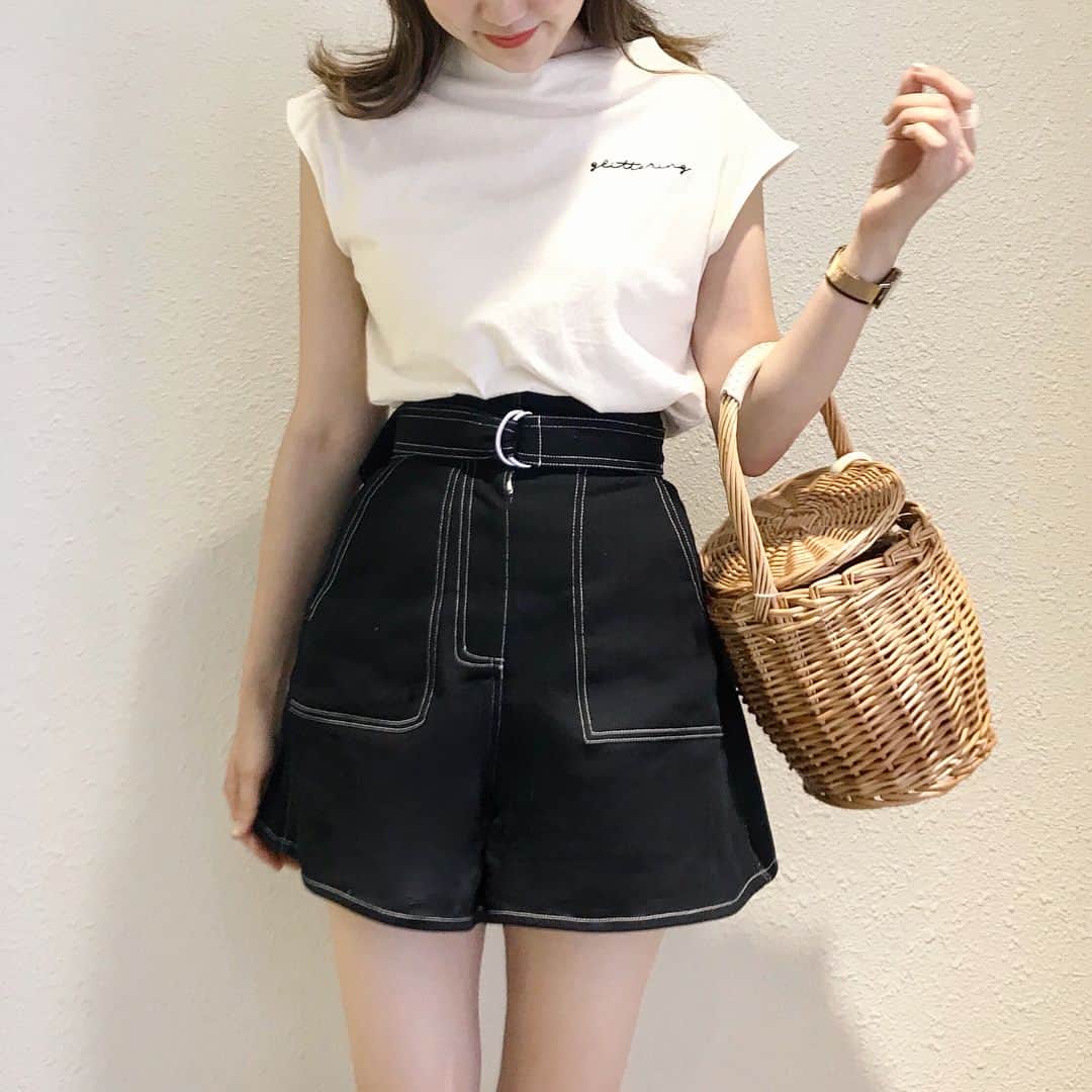 のインスタグラム：「. 再入荷でgetできた、ステッチのキュロット🌿🌿 こういうステッチのボトム欲しかったから入荷して絶対買うーってなりました♡ カジュアルなTシャツ合わせも、チコのボトルネックTだったら大人っぽくも💕 そして後ろのロゴも可愛い♡♡ . #whoswhochico #salonbychico #mina_chicode #salonbychico_yokohama」