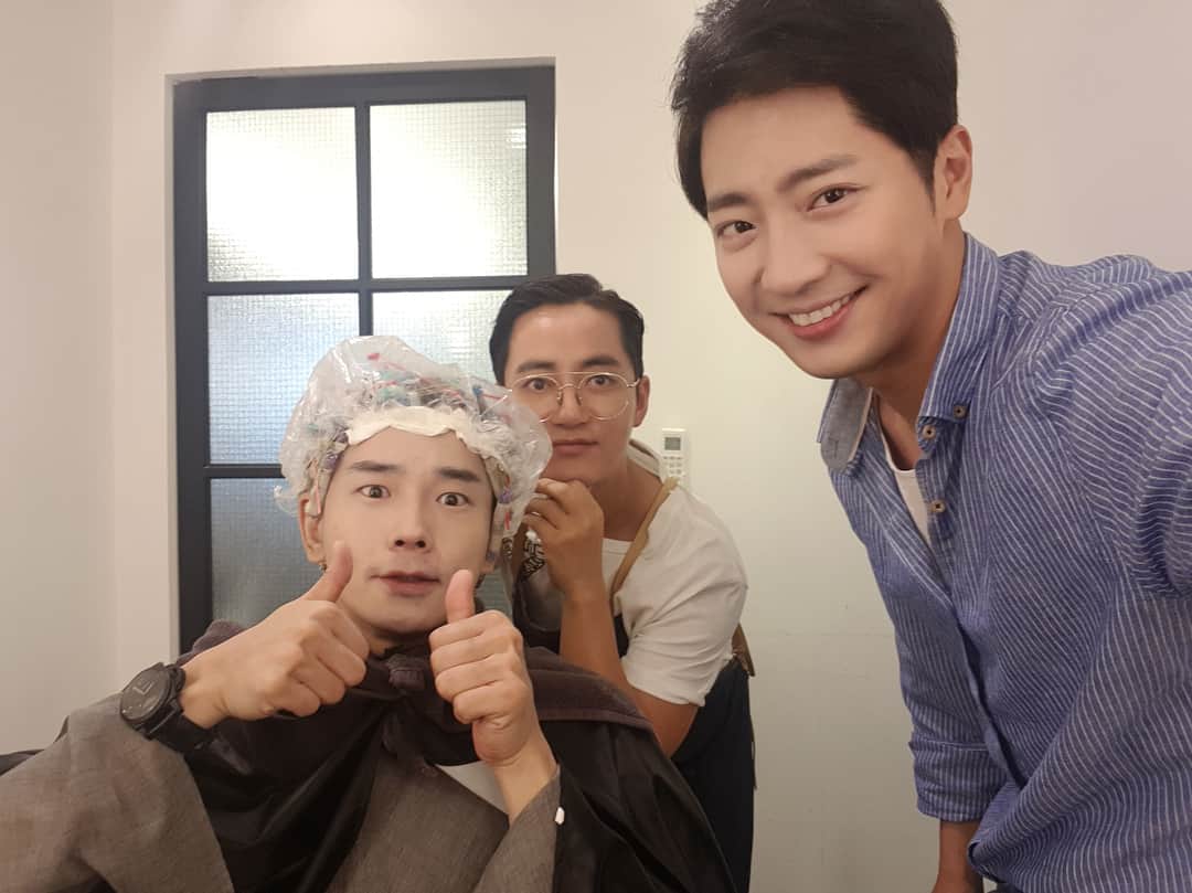 オン・ジュワンのインスタグラム：「나 이러고있는데 이러기야?? 나만 빼고 다 멀쩡하게😳 #이상엽 네 이놈!! 형 나 머리 괜찮은거지??」