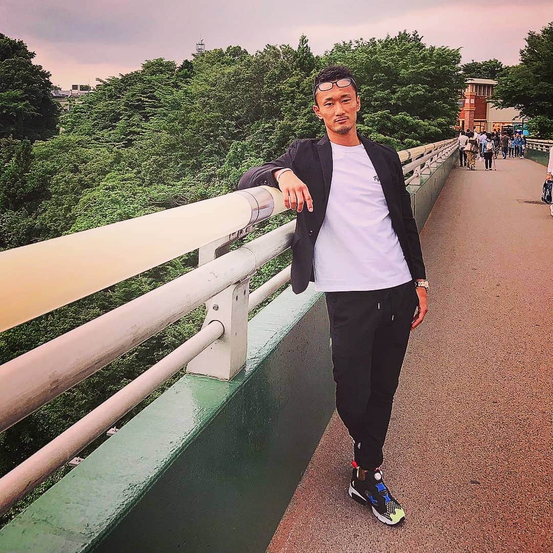 梅野源治のインスタグラム：「家族のお祝いで湯河原へ旅行に。  Tシャツ @everlast_collection 靴 @reebok #エクシブ湯河原離宮 #スーパースイート #部屋が広すぎて使いきれない #贅沢な時間 #喜んでくれてよかった」