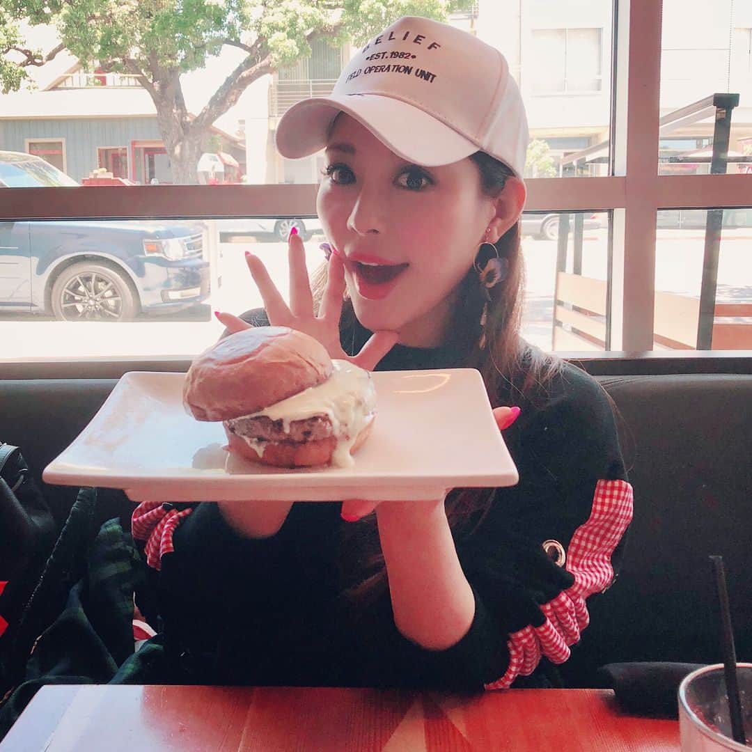 美馬怜子さんのインスタグラム写真 - (美馬怜子Instagram)「LA発のハンバーガーショップ🍔 UMAMI BURGER へ✨💖✨ トリュフバーガーを頼んだよ(๑˃̵ᴗ˂̵)💓 美味しすぎて、もう一個頼みたくなったけれどガマンガマン‼️w . #美馬怜子 #くいしんぼう #ハンバーガー #トリュフ #バンズが特に美味しい #umamiburger #hanburger #santamonica #sodericious #happytime #iloveit❤️ #truffle #taste #instafood #instausa」6月15日 23時15分 - mimaryoko
