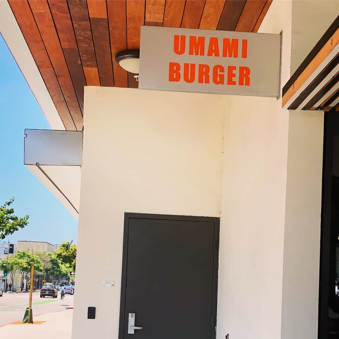 美馬怜子さんのインスタグラム写真 - (美馬怜子Instagram)「LA発のハンバーガーショップ🍔 UMAMI BURGER へ✨💖✨ トリュフバーガーを頼んだよ(๑˃̵ᴗ˂̵)💓 美味しすぎて、もう一個頼みたくなったけれどガマンガマン‼️w . #美馬怜子 #くいしんぼう #ハンバーガー #トリュフ #バンズが特に美味しい #umamiburger #hanburger #santamonica #sodericious #happytime #iloveit❤️ #truffle #taste #instafood #instausa」6月15日 23時15分 - mimaryoko