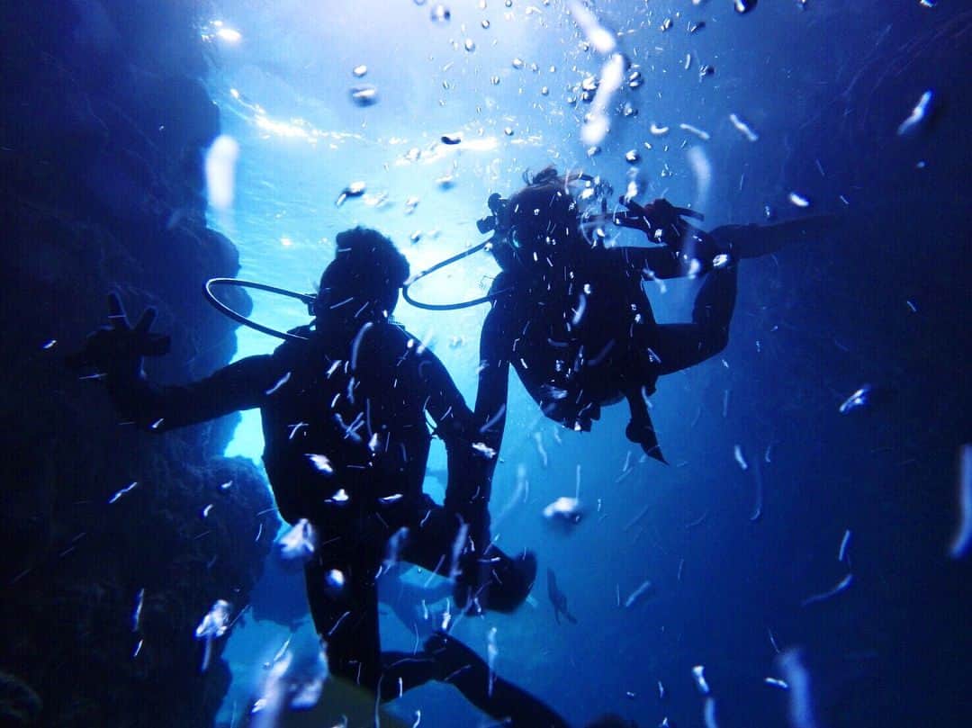 Julia Castroさんのインスタグラム写真 - (Julia CastroInstagram)「最高な体験をしてきました🐠 海の中は本当にマーメードの世界だった…自然の美しさを感じられた🌊 ダイビング最高🌎 * #JULIDY #julidyalbum #diving #date #okinawa #japan #trip #travel #blue #ocean #photography  #couple #relationship #ダイビング #沖縄 #青の洞窟 #沖縄旅行 #写真 #カップル #青 #海 #熱帯魚 #魚」6月15日 23時19分 - julia.c.0209