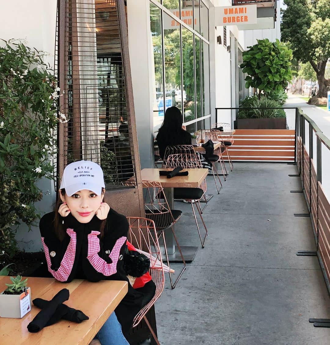 美馬怜子のインスタグラム：「LA発のハンバーガーショップ🍔 UMAMI BURGER へ✨💖✨ トリュフバーガーを頼んだよ(๑˃̵ᴗ˂̵)💓 美味しすぎて、もう一個頼みたくなったけれどガマンガマン‼️w . #美馬怜子 #くいしんぼう #ハンバーガー #トリュフ #バンズが特に美味しい #umamiburger #hanburger #santamonica #sodericious #happytime #iloveit❤️ #truffle #taste #instafood #instausa」