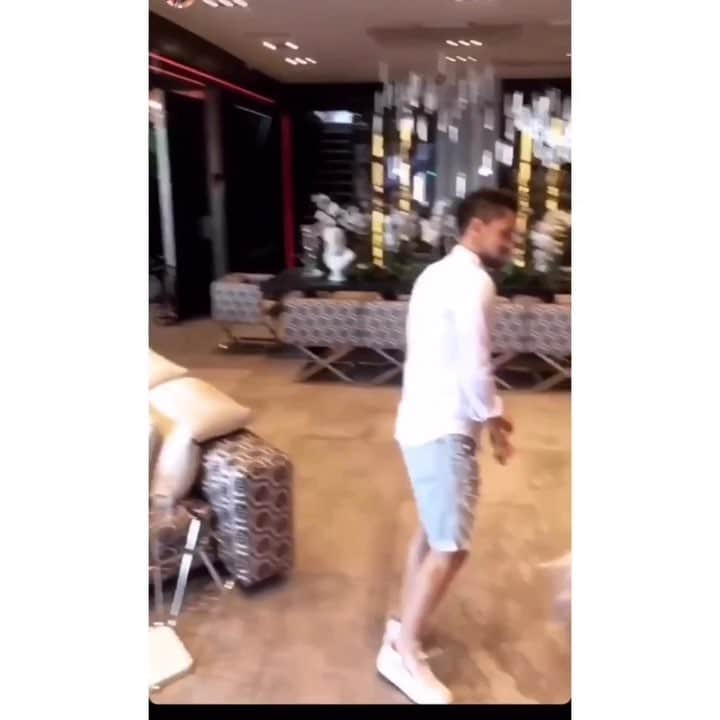 ユリアン・コルプのインスタグラム：「#lavibes 🕺🏻」