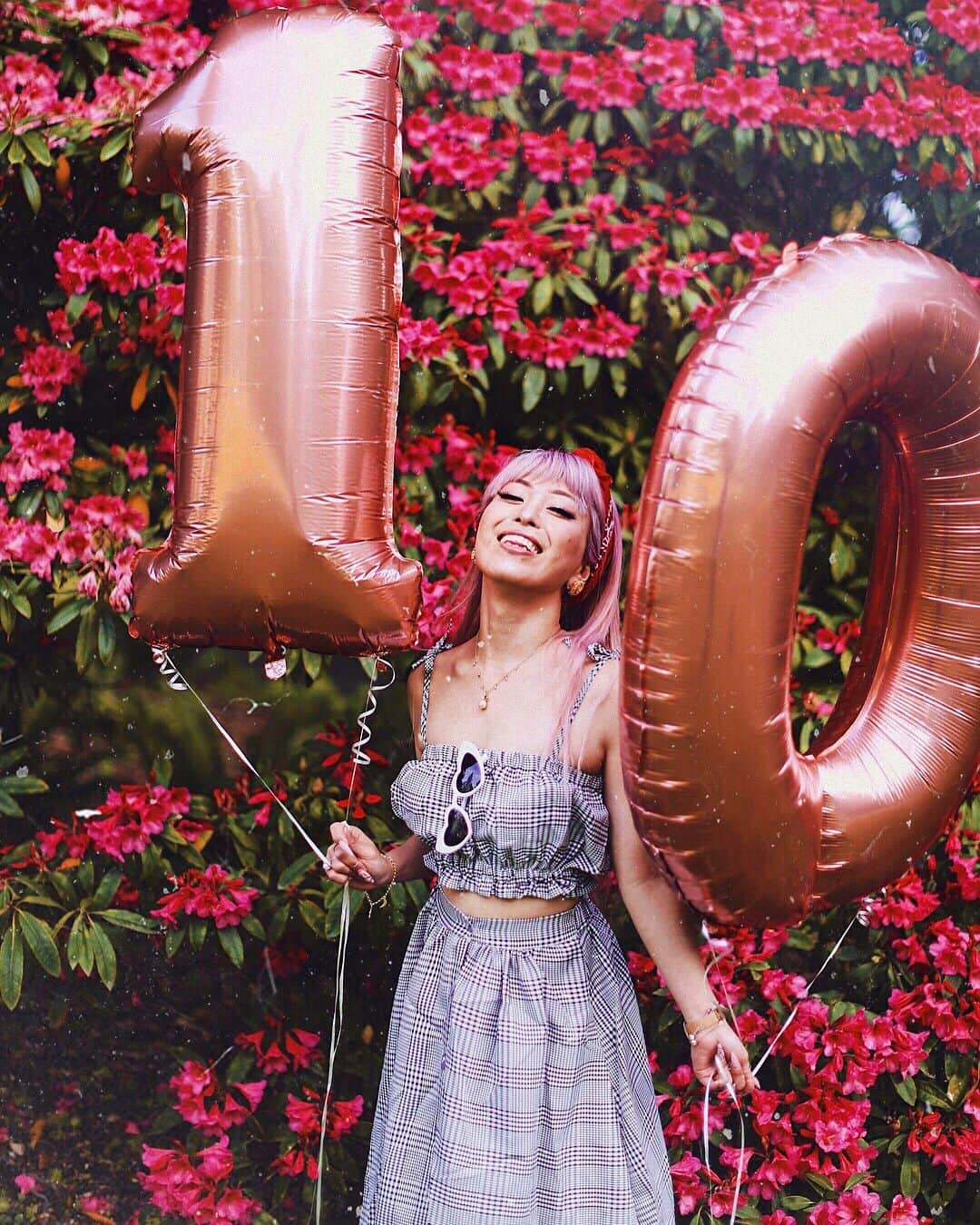 AikA♡ • 愛香 | JP Blogger • ブロガーさんのインスタグラム写真 - (AikA♡ • 愛香 | JP Blogger • ブロガーInstagram)「Yesterday [ 6/14 ] marked the 1️⃣0️⃣ year anniversary of my moving from Japan and living in America ㊗️🎊👏🏻😭🤩🙌🏻✨ As some of you may have known already that living in a foreign country is NOT a piece of cake but has taught me a number of invaluable life-changing lessons!! ::::: In remembrance of my huge milestone, I decided to share 15 valuable lessons I’ve learned from past 10 years #ontheblog ❤️ Link in bio ➰ ::::: This the LONGEST blog post I've ever created. Took me hours of hours of hours of hours of organizing my thoughts and typing them all in. Even though I am a “blogger,” writing is my LEAST favorite thing and I don’t have a confidence AT ALL.. ::::: That's why I wanted this commemorative blog to be something I’ve never done before and also something that my beloved readers and followers understand me on a more deeper level in the hope of connecting with each of you more personally 😌 ::::: I had to pause on writing because I got very emotional and I actually cried recalling all the memories of past 10 years… It was very challenging to write such long post but I did my best writing as honest and transparent as possible that truly comes from my heart ☺️💕 ::::: I hope you give it a read & hopefully you will be inspired and encouraged, especially if you are one of those who are currently living in a place where you are far away from your home and family and friend and are undergoing some life-challenges at the moment 🙏🏻 Happy 10th year Anniversary for me 🎊 & Happy Friday my loves 💖 ::::: ▸ 📷: @jason_nak_photo  #newblogpost #behappy #10thanniversary #aikaslovecloset #dontgiveup #lifelessons #seattle #japanese」6月16日 1時13分 - aikaslovecloset