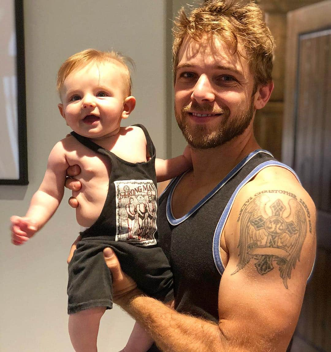 マックス・シエリオットさんのインスタグラム写真 - (マックス・シエリオットInstagram)「Little and I are ready for the weekend! #fridayfeeling #friyay #tgif #sunsoutgunsout #maximusdeyoung」6月16日 1時42分 - maxthieriot