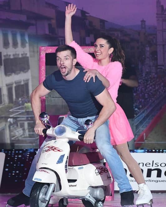オンドレイ・ホタレックのインスタグラム：「Weekend! Stiamo arrivando... Dopo una settimana intensa finalmente vedi la luce alla fine del tunnel😎  #barbieandken #marcheihotarek  #showtime #florenceicegala2018 #tgif #weekend #herewecome」