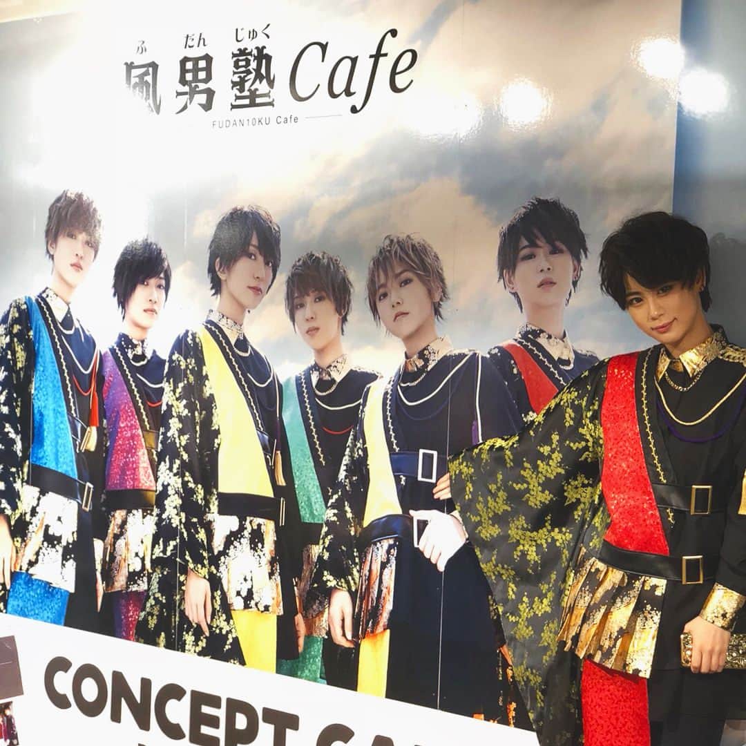 末吉咲子のインスタグラム：「#風男塾cafe ！この後壁にサインも書いたみたい✨私も行きたーい😆笑 우리그룹 컨셉트카페를 시부야에서 합니다ㅎㅎ이렇게 큰사진이 꿈이였는데ㅎㅎ #渋谷 #風男塾 #modi #일본 #시부야」