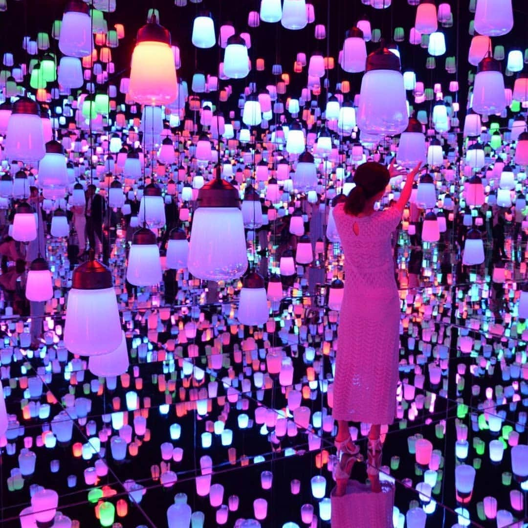 kazumaのインスタグラム：「.. Digital Art 6月21日にお台場パレットタウンにオープンするMORI Building DIGITAL ART MUSEUM: EPSON teamLab Borderlessの特別先行内覧会にご紹介され、行ってきました。 . 東京レジャーランドの跡地で、チームラボのアート作品を存分に楽しめるスポット。 光と音の織りなす世界とミラーかもたらす広がりにより、敷地面積以上の広さとその世界観に没入できるつくりが良かったな。 . 館内すべてインスタ映えで 写真撮りたい！と思える施設。 荷物預けられるロッカーが完備されてるのはポイント高し！！ . . . 会場出たとこのウェンディーズには猪子さんもいらっしゃった。 アートよりも興奮してたかもw . . . #teamlabborderless  #チームラボボーダレス #チームラボ  #インスタ映え . . . . . . . . . . ————————————————— #igersjp #team_jp_ #instagramjapan #icu_japan #ink361_asia  #instadaily #igrecommend  #lovers_nippon #picture_to_keep #FreedomThinkers #jp_gallery_member #東京カメラ部 #tokyocameraclub #indies_gram #reco_ig #instagood #huntgram  #huntgramjapan #japan_night_view #art_of_japan_ #ig_photooftheday #ファインダー越しの私の世界 #カメラ好きな人と繋がりたい ————————————————— . . . . . . .. ...」