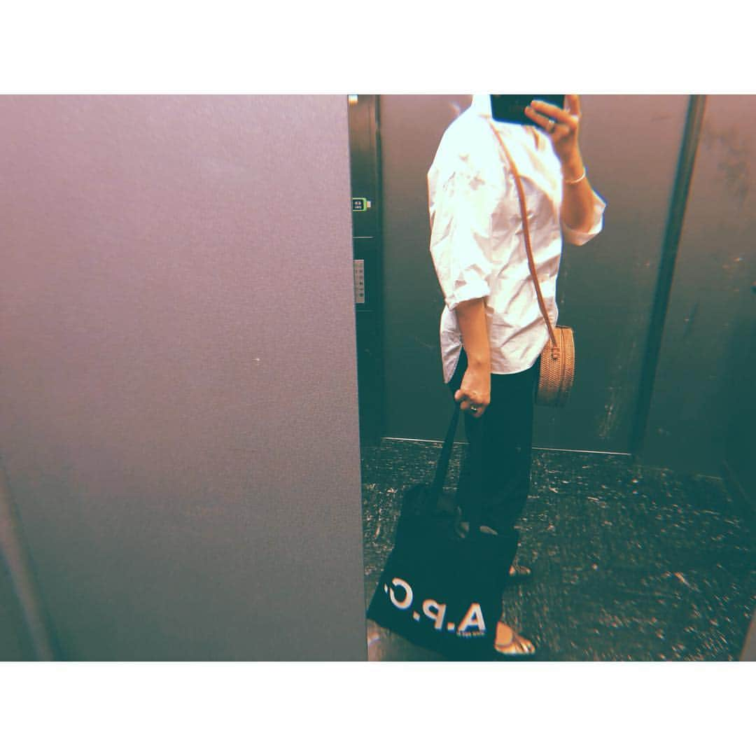 川上さやかさんのインスタグラム写真 - (川上さやかInstagram)「踊り子に乗って、プチトリップ❤︎ #shirts #madisonblue #pants #mfil #bag #beachgold #apc #shoes #porselli #apc」6月16日 9時58分 - sk_120