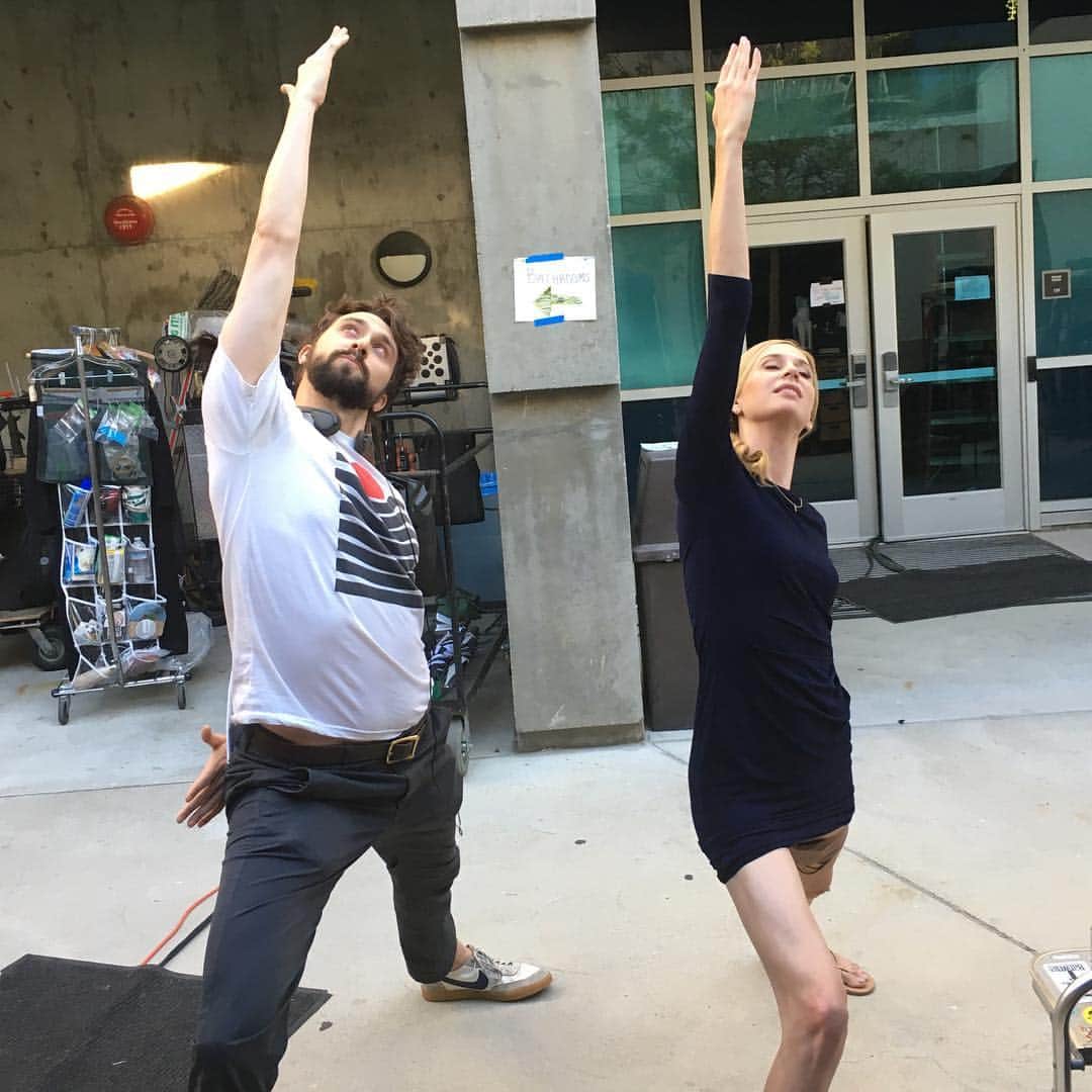 アン・デュデックのインスタグラム：「Corporate yoga」