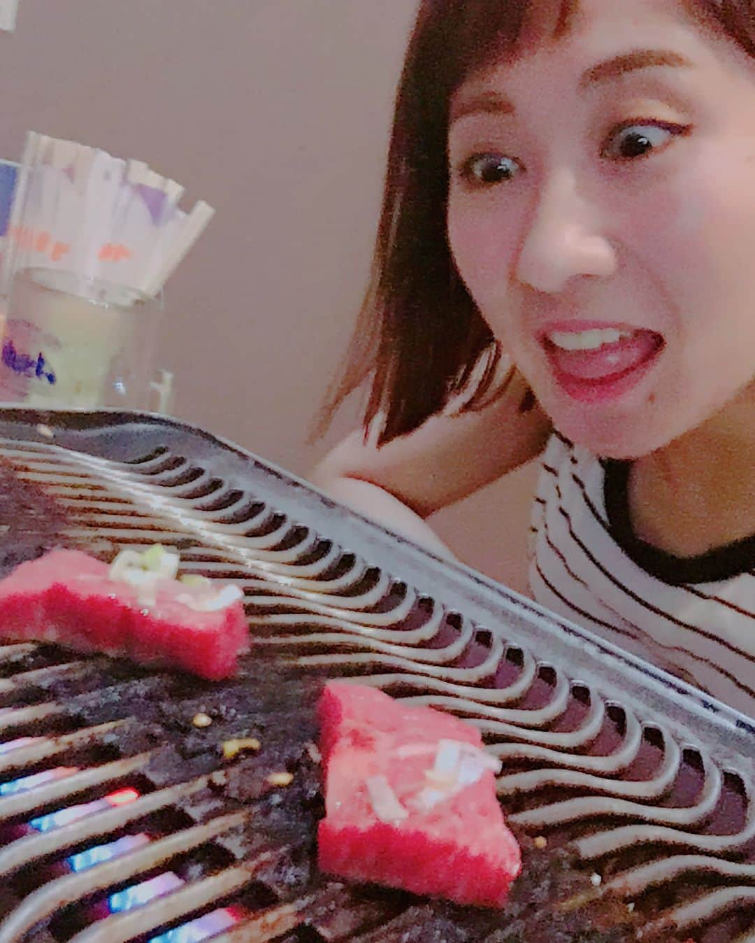 糸数美樹さんのインスタグラム写真 - (糸数美樹Instagram)「🙋‍♀️❤️😊🙌🍖😋 #Aランチ #今日の衣装も可愛かったー #パンツは私物 #肩がキレイってほめられちった #まんもすうれぴー #昨日はAランチにむけてくんちつけるため焼肉屋さんへ #肉のサブロー #はじめていったけどコスパすごいよ #お肉もありがとうございました #沖縄市 #さてみなさん台風の影響はどうでしょうか #貯水率が上がって被害が出ませんよーに #みきとにー」6月16日 17時08分 - mikitney0331