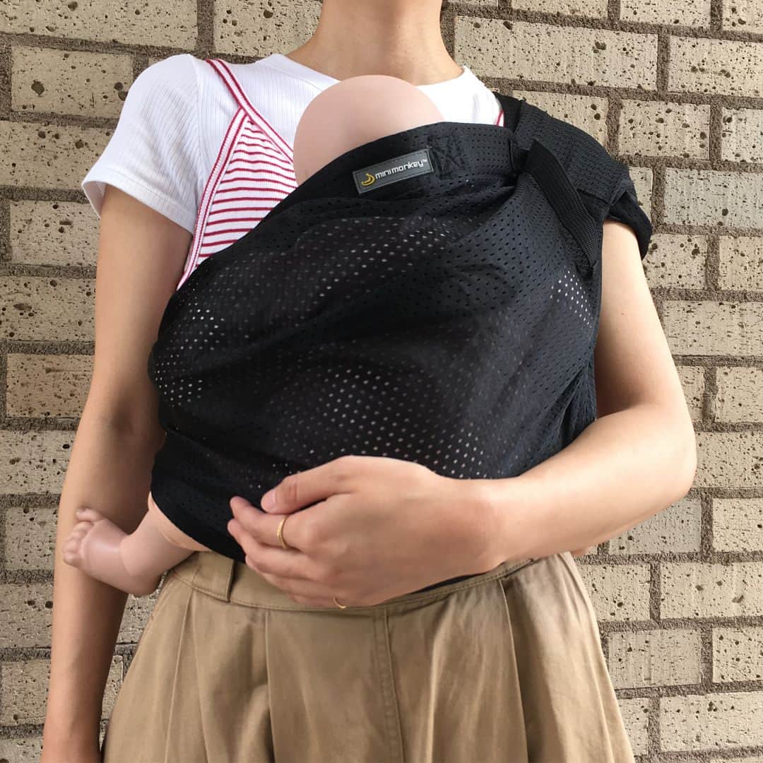 blossom39_officialのインスタグラム：「. 新しいスリングが入荷いたしました！ 《ミニモンキー ミニスリングメッシュ》 . 新生児から使用可能なスリングで、 なんといっても素材がメッシュなのが嬉しいポイント！ . ストラップでサイズ調整も可能なので パパママ兼用でお使いいただけます！ . エコバッグのようにとってもコンパクトに収納もできるので、おでかけの時のちょこっと使いなど、持ち運びにもぴったり！！ . ブラックとホワイトの2色展開となります。 . ▶︎詳細はプロフィールよりご覧くださいませ。 . #blossom39 #ブロッサム39 #minimonkey #ミニモンキー #スリング #メッシュ #おでかけ #抱っこ紐」