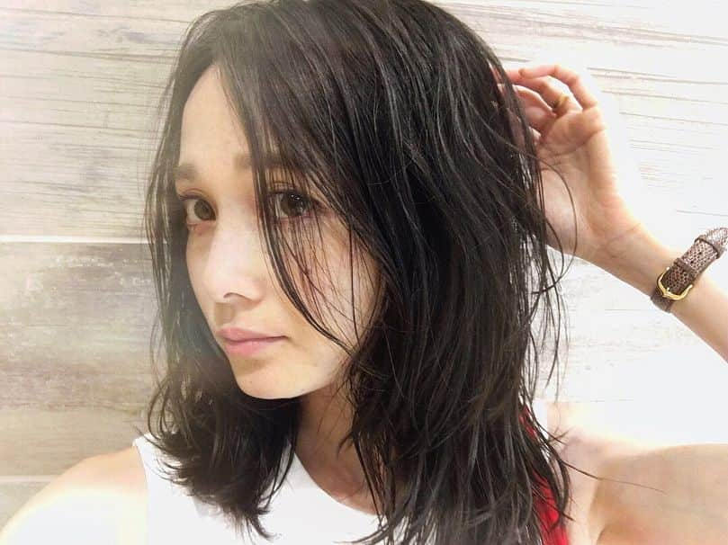 北澤 宏美さんのインスタグラム写真 - (北澤 宏美Instagram)「- ブログにもある程度書きましたが（ブログまだやってたんです😂久々の更新） ・ 今回カットして頂いたのは 美容師の山本力經さん（リキさん） （✂︎Double→COR→現在フリー） しばらく最近まで講師として全国を回っていたそうですが 今年からよりパワーアップされての復活🎉 ・ リキさんとは19歳OLの頃から15年来お世話になっていて 初めてサロンモデルとして使っていただいたんです その時の初雑誌は「mini」でした あの時のスーパーアシスタントさんは今や大大大活躍の @ishiharashintaro 氏という最強な時代😆 懐かしいな。。 ・ ・ リキさんは現在フリーで活動されている為、新規のお客さんまでは手が回らないとのことで もし以前からリキさんのお知り合い（お客さん）で連絡先がわからず、どうしてるかな〜と思っていた方 インスタDM頂ければお知らせいたします📢 ・ #夏仕様 #カット #山本力經 #パーマかけてません #クセ毛を生かしてくれました  これも #ウルフカット らしい」6月16日 12時40分 - romihy58