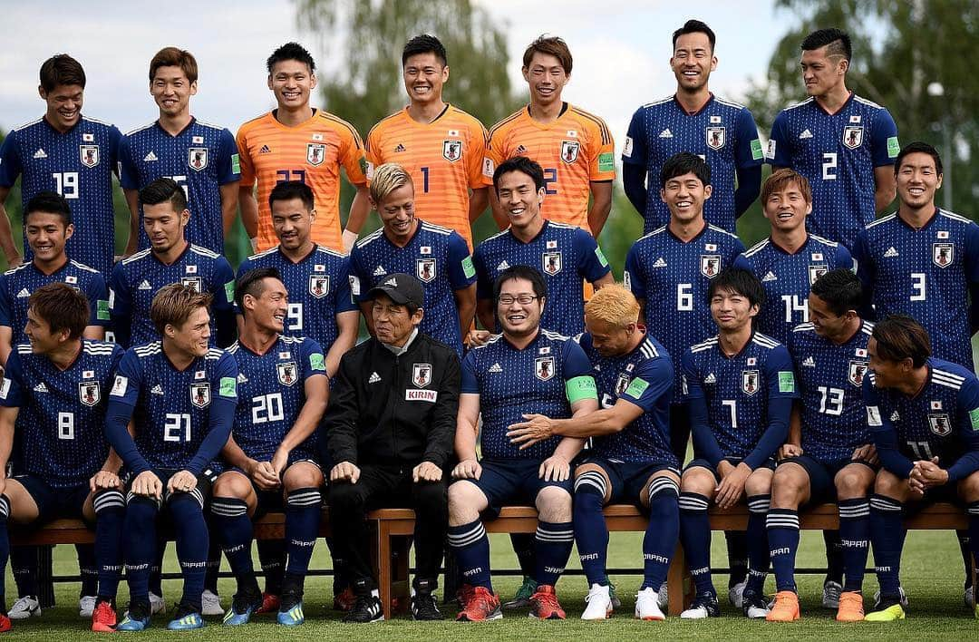 サッカーキングさんのインスタグラム写真 - (サッカーキングInstagram)「. 🇯🇵日本代表 カザンで集合写真　あれ？1人増えた？ . （2018.06.06） 大会に向けて集合写真を撮影しましたが、そこにはキャプテンの姿が！ でも、お腹がなんだか大きいぞ？ （帯同しているスタッフさんです😜） . 📷Photo by Carl Court/Getty Images . #ほっこり #photo #記念撮影 #日本代表 #西野ジャパン #japan #daihyo #インスブルック #SamuraiBlue #サムライブルー #WorldCup #サッカーキング #⚽️ #サッカー」6月16日 14時07分 - soccerkingjp