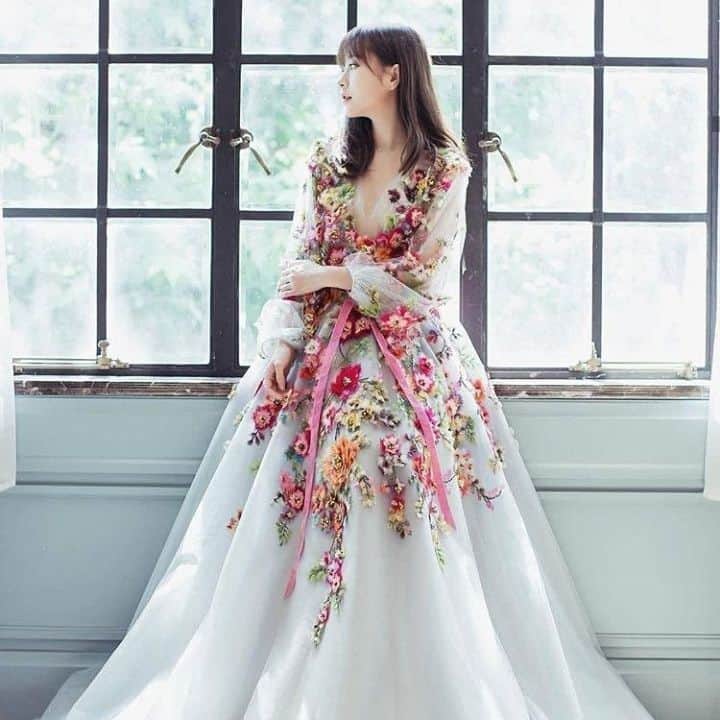 HappyWedding.Lifeさんのインスタグラム写真 - (HappyWedding.LifeInstagram)「ชุดเจ้าสาวประดับด้วยดอกไม้ สไตล์เกาหลี . . Get more inspiration 🔽 https://www.happywedding.life/th/wedding-dress 🔍 ชุดเจ้าสาว . . #happywedding #happyweddingth #happyweddinglifeth #happy #wedding #thailand #love #gown #bridal #weddinginspiration #inspiration #bride #ชุดแต่งงาน #แฟชั่นชุดเจ้าสาว #ชุดเจ้าสาว #เทรนด์ชุดแต่งงาน2017 #เทรนชุดแต่งงาน2018 #ตัดชุดแต่งงาน #เทคนิคเลือกชุดแต่งงาน #ซื้อชุดแต่งงาน #ขั้นตอนเตรียมตัวเลือกชุดเจ้าสาว #ดีไซน์ชุดเจ้าสาว . . nice idea via nihinea」6月16日 14時01分 - happywedding.life