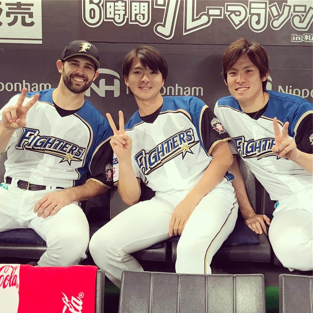 北海道日本ハムファイターズさんのインスタグラム写真 - (北海道日本ハムファイターズInstagram)「✌️✌️✌️ #lovefighters #いちばん青い空にしよう #ファイターズを支えるピッチャーたち #ニックマルティネス #上沢直之 #高梨裕稔 #ピース #笑顔」6月16日 14時18分 - fighters_official