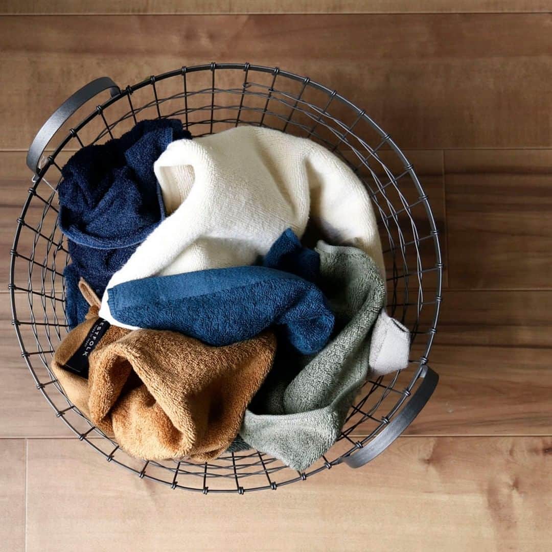 HornPleaseのインスタグラム：「・ 国産ブランドでも人気の高い今治産タオル。 吸収性も抜群なので梅雨時期にも頼もしい味方です。 ・ ・ ・ #hornpleaseselect ・ ・ #RESTFOLK #雑貨 #ナチュラル #天然素材 #暮らし #くらし #暮らしの道具 #丁寧な暮らし #日々の暮らし #梅雨 #タオル #今治産タオル #日用品 #日本製 #バスタオル #愛媛 #今治 #シンプルライフ #ベーシック #madeinjapan #japan #imabaritowel #towel #basicitems #naturalmaterials #natural」
