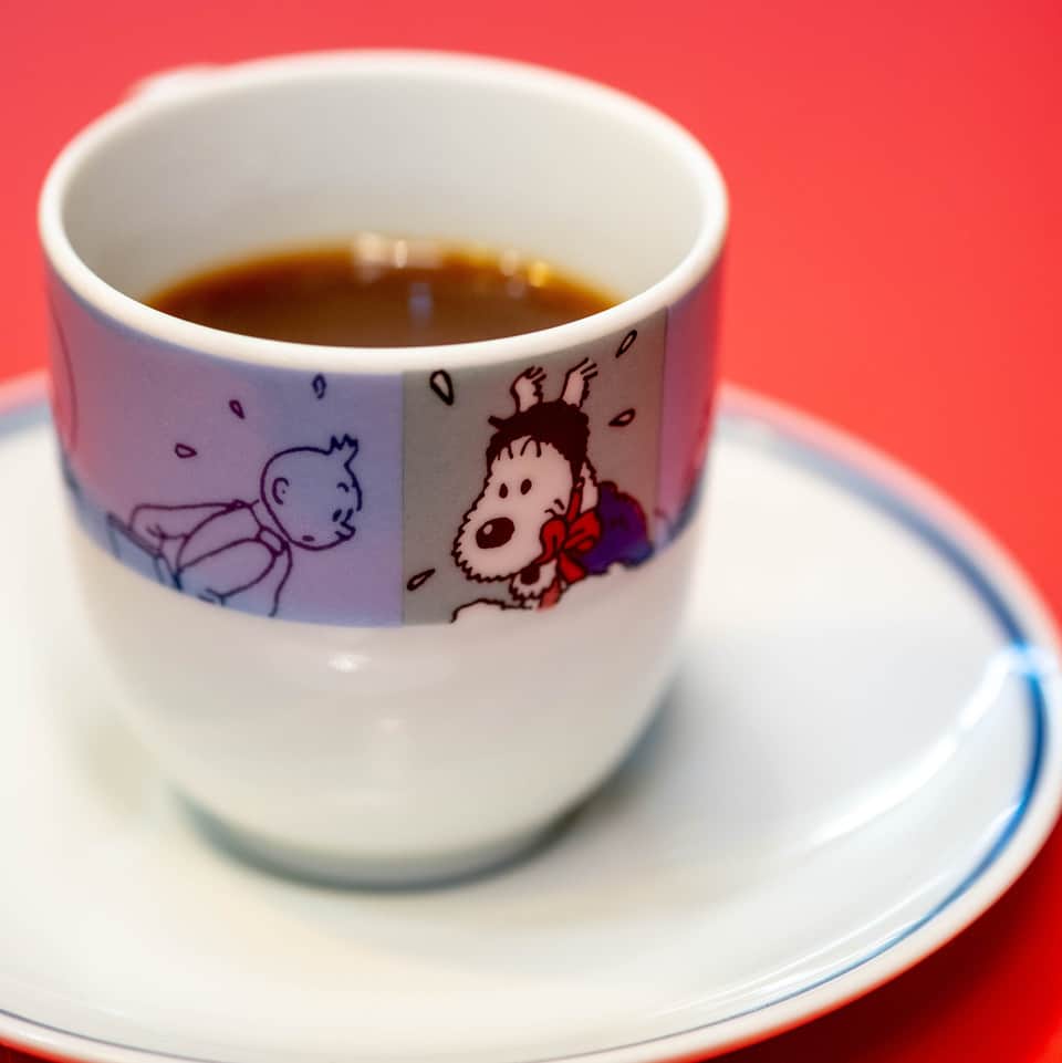 武井義明さんのインスタグラム写真 - (武井義明Instagram)「20年以上前になるんだなあ、ブリュッセルで買ったタンタンのデミタスカップ。色違いで２客ある。たまに出してモカエキスプレスで淹れた濃いコーヒーを飲みます。 #tintin」6月16日 21時38分 - bebechef