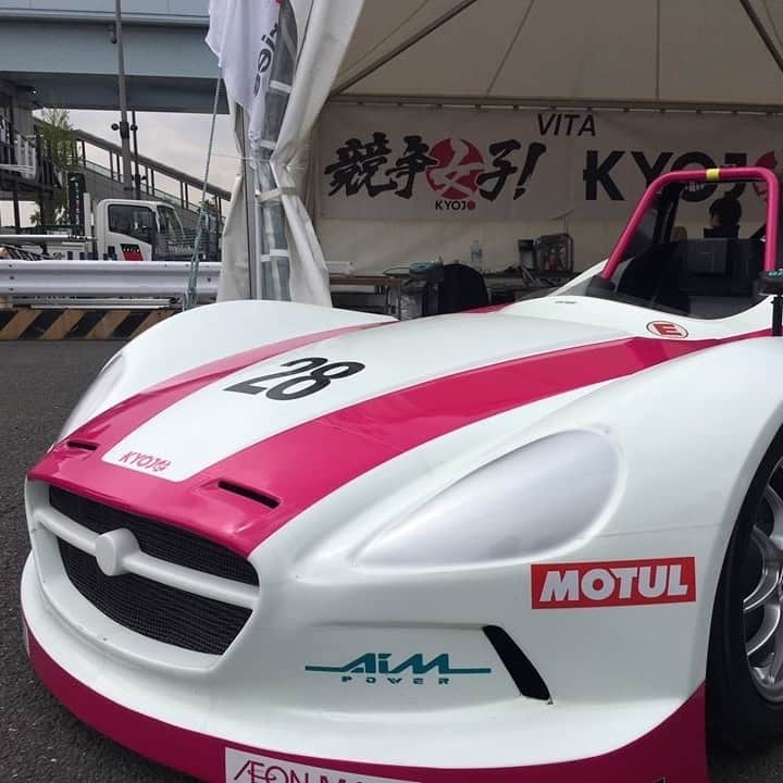 MOTUL Japanさんのインスタグラム写真 - (MOTUL JapanInstagram)「【競争女子達の“闘車”！KYOJO CUP特製レースカーVITA-01とは？】 15人の華やかで、凛々しい女性ドライバー達が使用する車は均一のVITA-01という車両！ WEST RACING CARS(レーシングコンストラクター)で製作、車両重量は530KG（一般市販小型車の約半分）で、パワーウェイトレシオ（加速性能）に優れ、高いコーナリングピードとブレーキ性能を持つエンジンやミッションは市販車から流用することで車両価格と維持費の低コスト化を実現。 . 明日はいよいよKYOJO　CUP 2018の第一戦になり、皆さんも是非MOTULと一緒に素敵な女性ドライバー達の応援をしましょう！ . #motul #motuljapan #エンジンオイル #engineoil #メンテナンス #車 #車好きと繋がりたい #エンジン #バイク #バイク好きと繋がりたい #モチュール #車好き #バイク好き #オイル交換 #mactools #高性能オイル #エンジンオイル交換 #300V #300V2 #24時間耐久 #super耐久 #富士スピードウェイ #2018年 #race #レース #レース好きと繋がりたい #車 #car #競争女子 #競争女子2018」6月16日 22時00分 - motuljapan