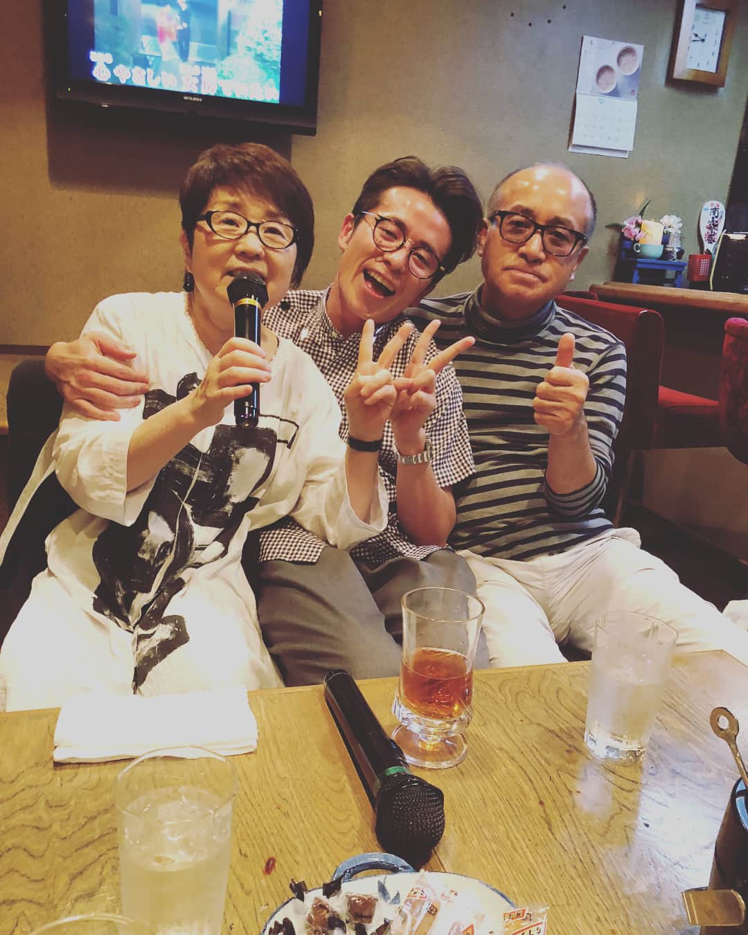 藤森慎吾さんのインスタグラム写真 - (藤森慎吾Instagram)「帰省。 たまたま親父の帰国のタイミングとあったので。 もう家族でカラオケなんてないかもですね。 美代子さんが楽しそうでなによりです！ #だんなさま という歌を熱唱中の美代子 さあ、いいね👍をどうぞ #父の日 どうも」6月16日 22時06分 - fujimori_shingo0317