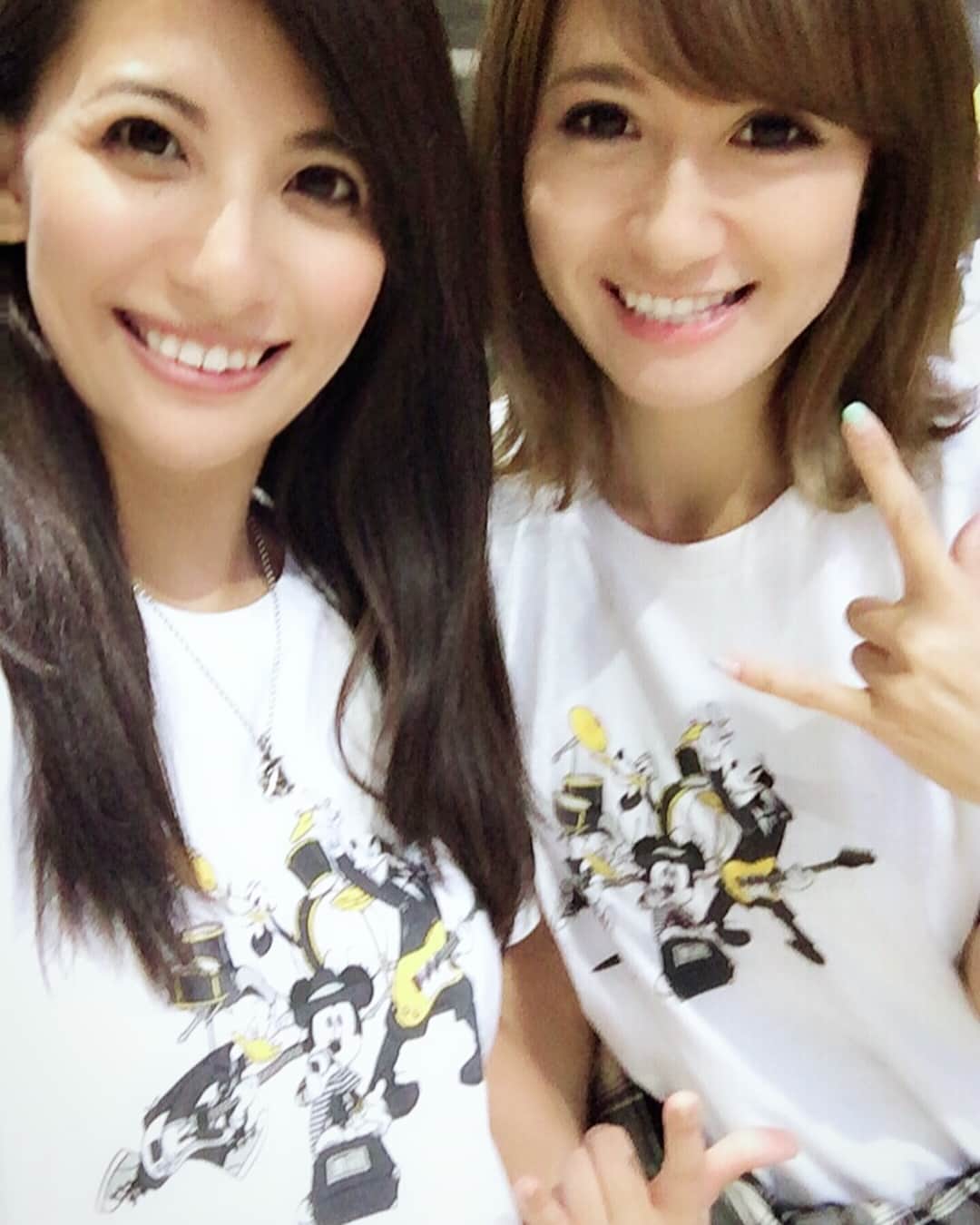 矢部あやのインスタグラム：「今日はあきのとシドのライブ！ 前にお揃いで買ったシドとディズニーのコラボTシャツ(о´ε`о) 何故かマツコから花きてて笑った（笑） ・ #SID #SIDLIVE  #シド #シドギャ #オバンギャ #マツコデラックスから花」