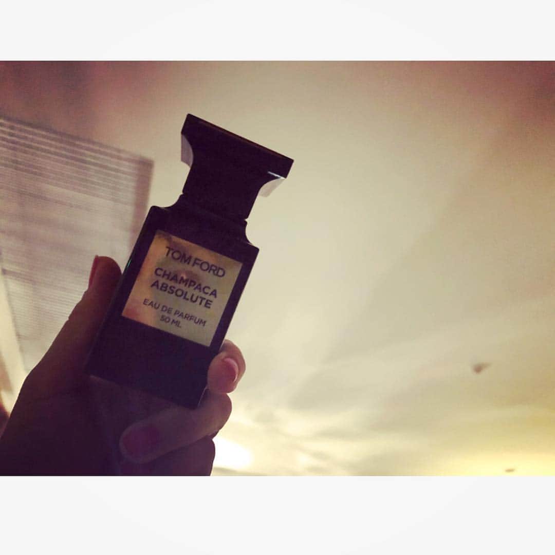 神崎恵さんのインスタグラム写真 - (神崎恵Instagram)「ここ数ヶ月、心惹かれる2つの香り。 日中はもちろん、お風呂上がりにもひと纏い。 この香り。つけるたびに「ほんとに好き」と思う。  TOM FORD チャンパカ・アブソルート オード パルファム ほんのり甘く、秘めた色香を感じさせる香り。 最近、惹かれる香りが変わり、自分の中の感覚が更新されたのを実感。 今はとにかく、この香りと、diptyqueのフルールドゥポーしかつけてないくらい好き。 #TOMFORD #diptyque」6月16日 23時50分 - megumi_kanzaki