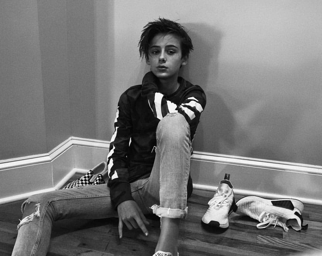 ウィリアム・フランクリン・ミラーさんのインスタグラム写真 - (ウィリアム・フランクリン・ミラーInstagram)「Kicking back . . @louisdanielbotha @off____white @adidas #blackandwhite #monochrome #actor #teen #tw」6月17日 0時13分 - william.franklyn.miller