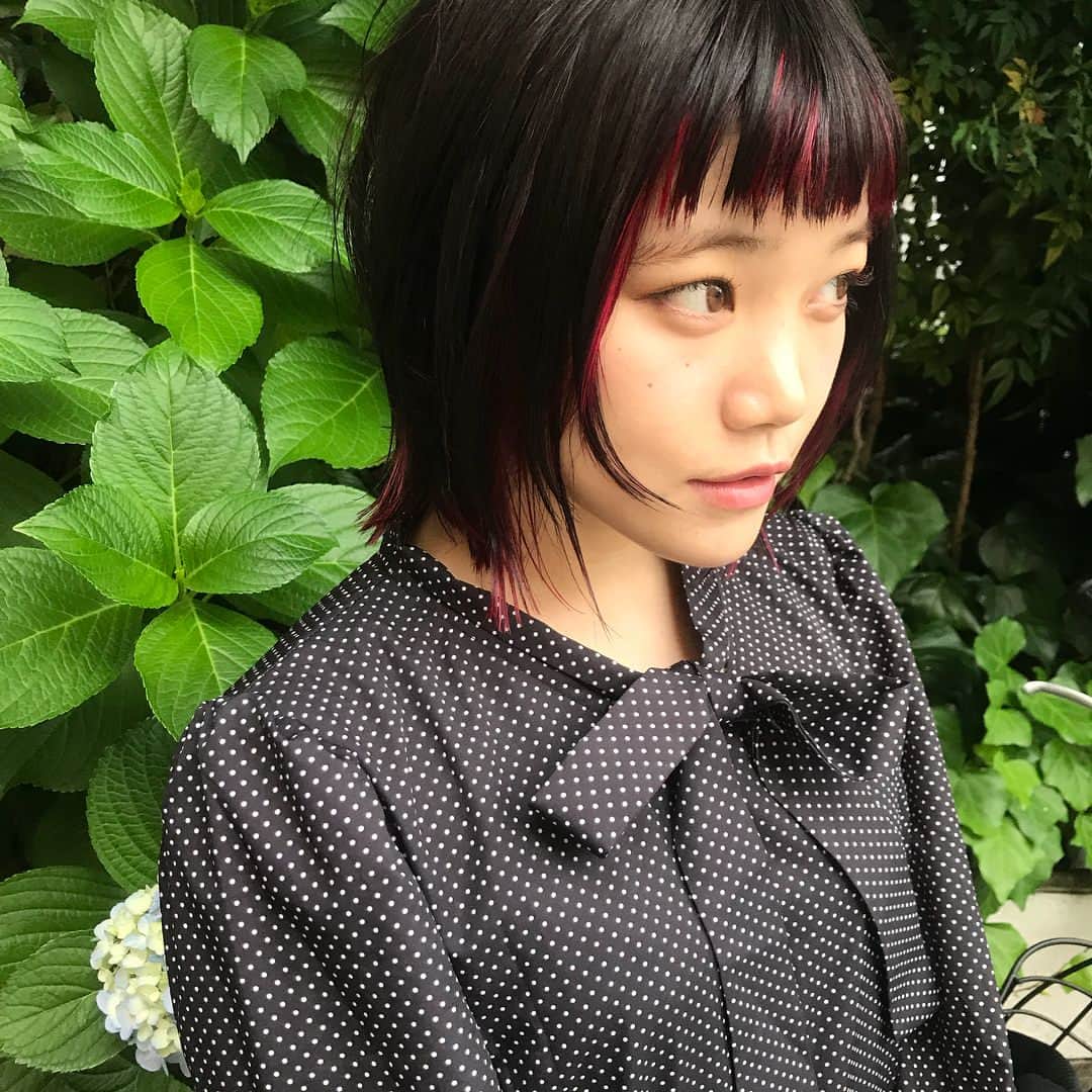 高橋有紀のインスタグラム：「#チッチ ヘアとネイルを新しくしました💙 #lysa_yuki  #bish #セントチヒロチッチ もう一枚はお茶したときにかわいくて☺︎」