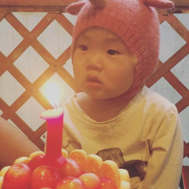 omatsuriccoのインスタグラム：「#今日のバザル 2018.6.16 ・ A 1 year old birthday🎂 Congrats🎉🎊 ・ 無事に1歳を迎えました✨ ケーキも食べきった！ゴイゴイスー！ でもドルジと比べるとだいぶスリム😂(保育園の中では大きいけどなw) ・ 身長:52cm→76.0cm 体重:3810g→10.7kg ・ 📝捕まって歩く 📝歯が4本生える 📝バイバイ、パチパチできる 📝離乳食も完了期に！ 📝卒乳も近そう ・ あっという間の1年でした。 これから歩き出して、走り回ってきっと今以上に目が離せなくなるんだろうなぁ。 頑張るから、元気一杯に成長してね❤️」