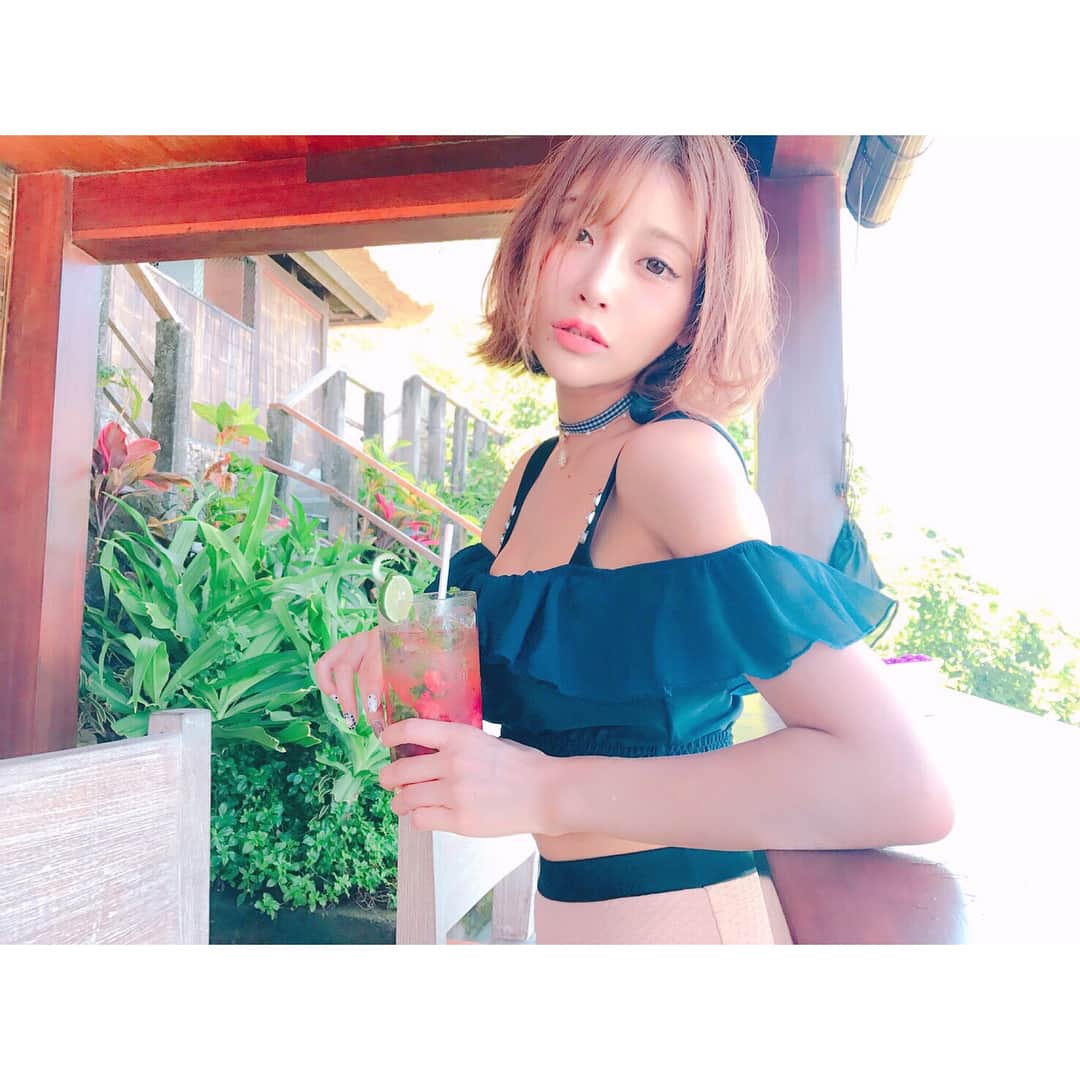明日花キララのインスタグラム：「昨年デザインした水着に今年デザインのチョーカーしたら可愛い！！👙💭」