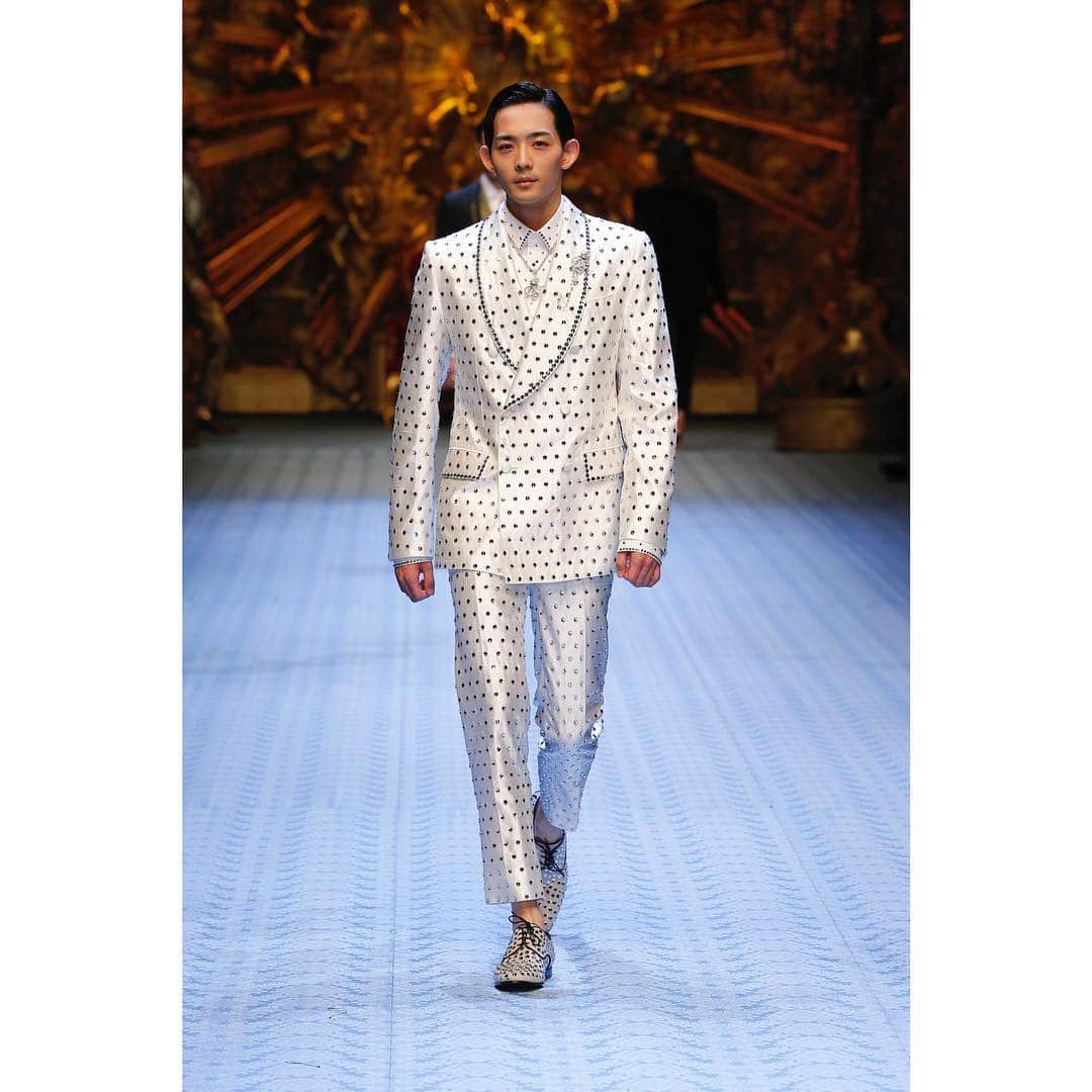 のインスタグラム：「This is gorgeous✨✨ #milano #collection #fashionweek #fashion #DGDNA #DGMenSS19 #mfw #DGMen #DolceGabbana」