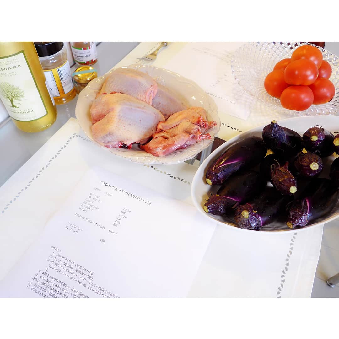 田中麻衣さんのインスタグラム写真 - (田中麻衣Instagram)「今日は自宅に、スガラボシェフの陸くんを迎えてホームパーティー式のお料理教室を。 . ☑︎トマトのカッペリーニ🍅 ☑︎茄子のヴルーテ🍆 ☑︎鳩のロティ🕊ホワイトアスパラと。 ☑︎クリームブリュレ🥧 . 全て美味しすぎましたが、茄子のヴルーテのひとくちめの衝撃！クルトンもフライパンで作るのだけど、それもまぁ美味しくて！ なめやかで焼き茄子の香ばしさも感じれて最高でした。 . トマトのカッペリーニも、カッペリーニってコツがあり、こうやって作ると美味しいんだ！と学びがあったし、鳩のロティもさばくところから。そして付け合わせのホワイトアスパラも柔らかくて甘くて最高🙏ホワイトアスパラも、しっかり時間もかけて下ごしらえするのが大事なんだなぁと。 . 盛り付けも色々勉強になりました。というか本当に美味しすぎました。みんなでワイワイ楽しかったなー。 . ワインやシャンパンも合わせて🍾🥂 . 楽しかったー💓 またやりたいなあ。 . #cooking #お料理 #お料理教室 #ホームパーティー #homeparty #カッペリーニ #pasta #冷製パスタ #🍝 #おうちごはん . というかおうちでこんなお料理ができるなんてびっくりです。」6月17日 20時59分 - maitanaka1217