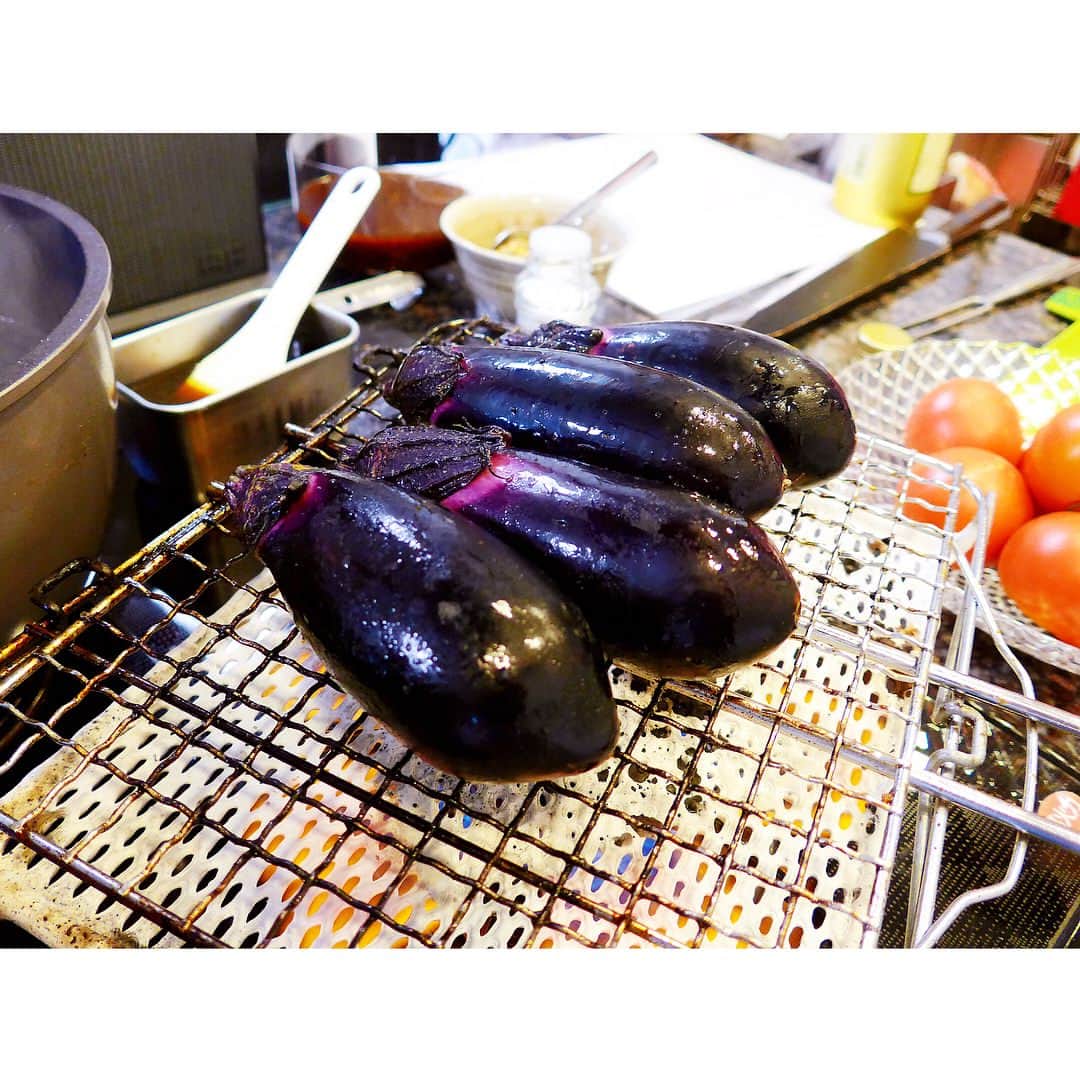 田中麻衣さんのインスタグラム写真 - (田中麻衣Instagram)「今日は自宅に、スガラボシェフの陸くんを迎えてホームパーティー式のお料理教室を。 . ☑︎トマトのカッペリーニ🍅 ☑︎茄子のヴルーテ🍆 ☑︎鳩のロティ🕊ホワイトアスパラと。 ☑︎クリームブリュレ🥧 . 全て美味しすぎましたが、茄子のヴルーテのひとくちめの衝撃！クルトンもフライパンで作るのだけど、それもまぁ美味しくて！ なめやかで焼き茄子の香ばしさも感じれて最高でした。 . トマトのカッペリーニも、カッペリーニってコツがあり、こうやって作ると美味しいんだ！と学びがあったし、鳩のロティもさばくところから。そして付け合わせのホワイトアスパラも柔らかくて甘くて最高🙏ホワイトアスパラも、しっかり時間もかけて下ごしらえするのが大事なんだなぁと。 . 盛り付けも色々勉強になりました。というか本当に美味しすぎました。みんなでワイワイ楽しかったなー。 . ワインやシャンパンも合わせて🍾🥂 . 楽しかったー💓 またやりたいなあ。 . #cooking #お料理 #お料理教室 #ホームパーティー #homeparty #カッペリーニ #pasta #冷製パスタ #🍝 #おうちごはん . というかおうちでこんなお料理ができるなんてびっくりです。」6月17日 20時59分 - maitanaka1217