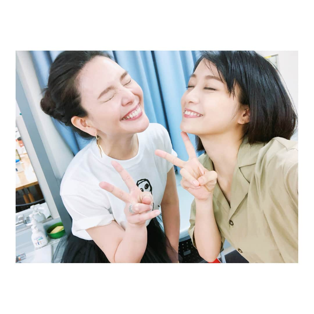 知花くららさんのインスタグラム写真 - (知花くららInstagram)「千秋楽、無事に終わりました！来てくださったみなさま、本当にありがとうございました！楽しかった！！・ そして、LOVE まいちゃん😍 ・ ・ #栄二を愛した女 #朗読劇 #初舞台 #千秋楽 #無事に終わりました #麻衣ちゃんは本当にかわいい #見た目も中身もそのまま #ありがとーう😍 @fukagawamai.official」6月17日 20時50分 - chibanakurara.official